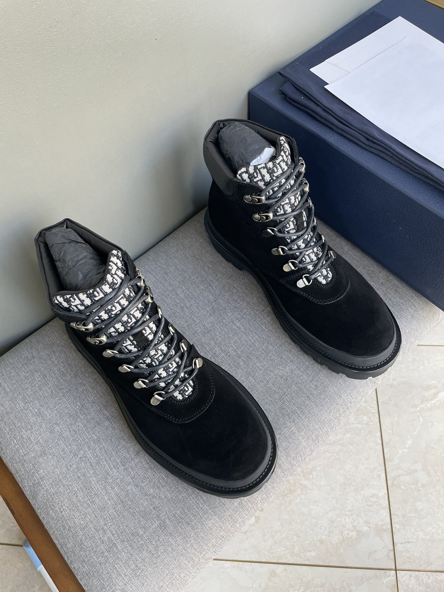 NO:605093,Dior Dior ~ Winter Series, the original 1:1 development of casual men's leather shoes. Made with heavy investment, shoes and boots are made of imported cowhide + imported Dior special fabric. Black cowhide lining is not easily deformed. Dior large hardware inlay. Original TPU vacuum outsole, black cowhide, black edge beads, military green suede, black suede, khaki suede, made with the craftsmanship of a large factory. The perfect boutique is only for you who know your taste!  Any comparison is welcome Size: 39-44 (38 45 customized), dior, dior, boots, cowhide19860909Dior 迪奥～冬季系列,原版1比1开发 休闲男士皮鞋 重金打造,鞋靴选用进口牛皮+进口dior专用布料 不易变形黑色牛皮内里 dior大五金镶嵌 原版TPU抽真空大底,黑色牛皮 黑色开边珠 军绿色反毛皮 黑色翻毛皮 卡其色翻毛皮大厂工艺,完美精品只为懂品味的您准备！欢迎任意对比 Size:39-44（38 45订做),,dior,dior,boots,cowhide,Men's shoes