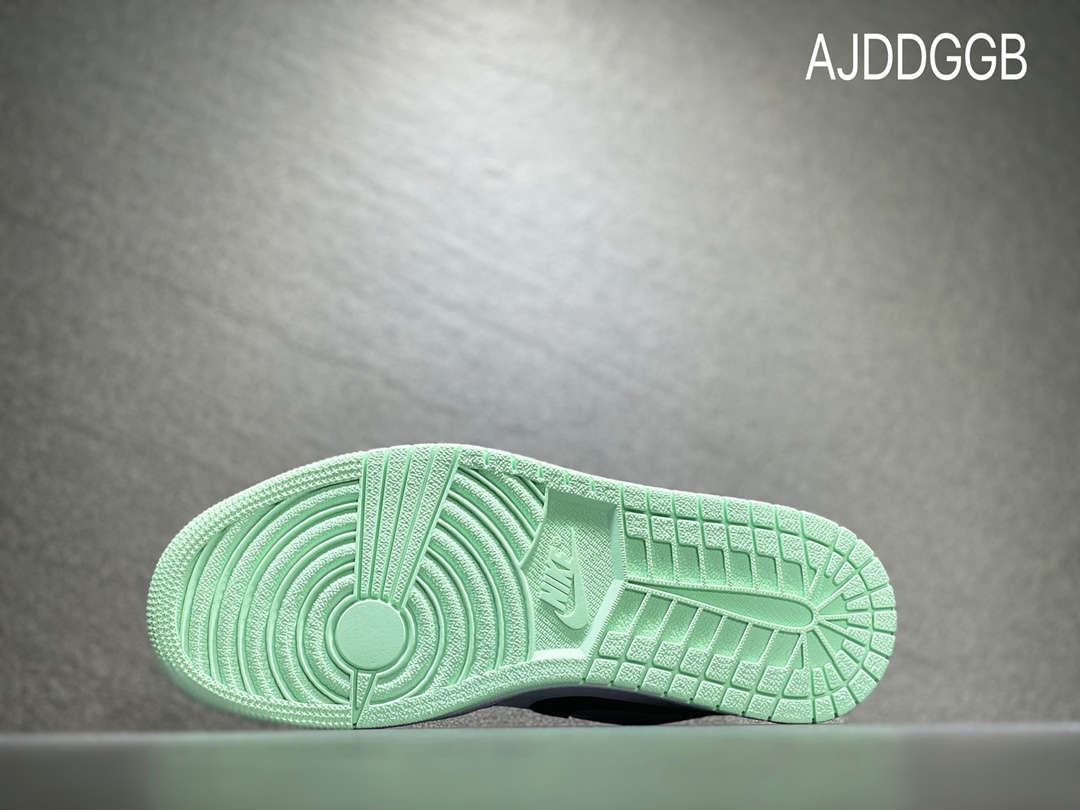 240 NIKE Air Jordan 1 Low 乔丹低帮休闲板鞋  DM1199-100