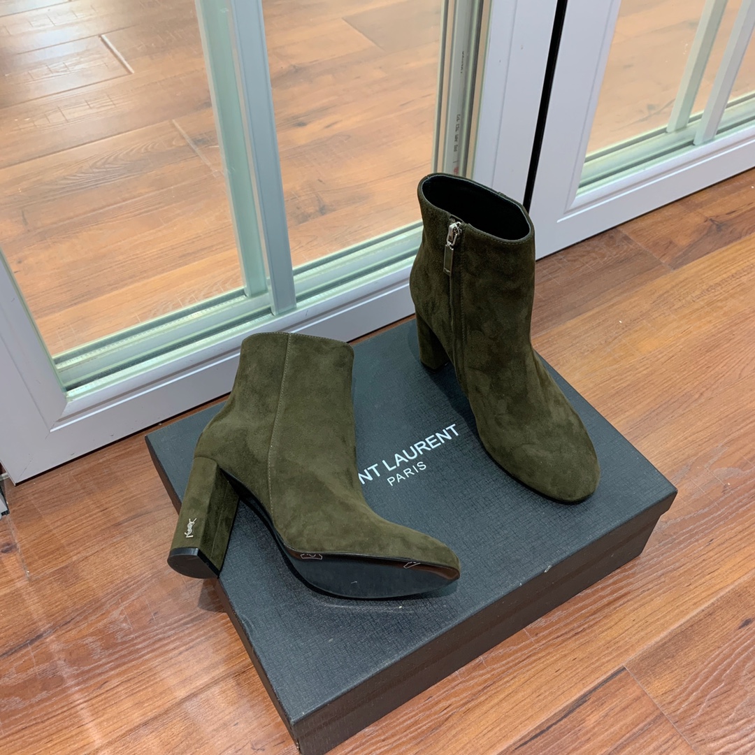 【Sain* Laure*】经典高跟短靴。上脚舒适，简约百搭，显腿瘦又女神范十足。材质：鞋面粒面牛皮和羊