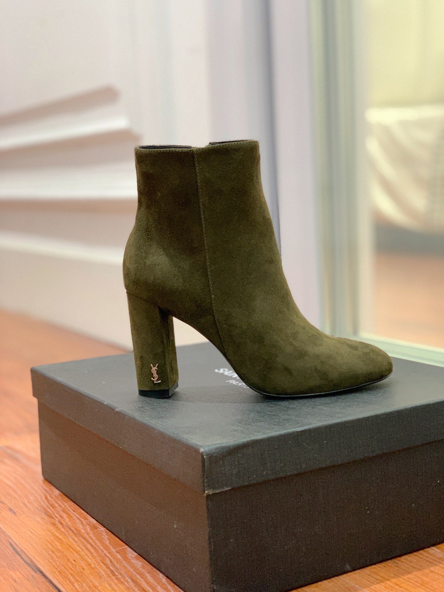 【Sain* Laure*】经典高跟短靴。上脚舒适，简约百搭，显腿瘦又女神范十足。材质：鞋面粒面牛皮和羊