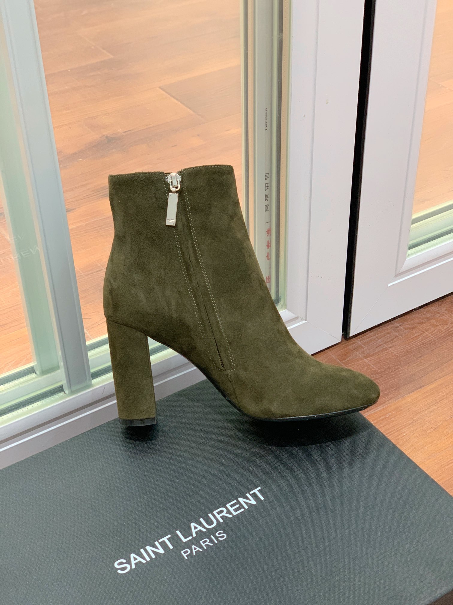 【Sain* Laure*】经典高跟短靴。上脚舒适，简约百搭，显腿瘦又女神范十足。材质：鞋面粒面牛皮和羊