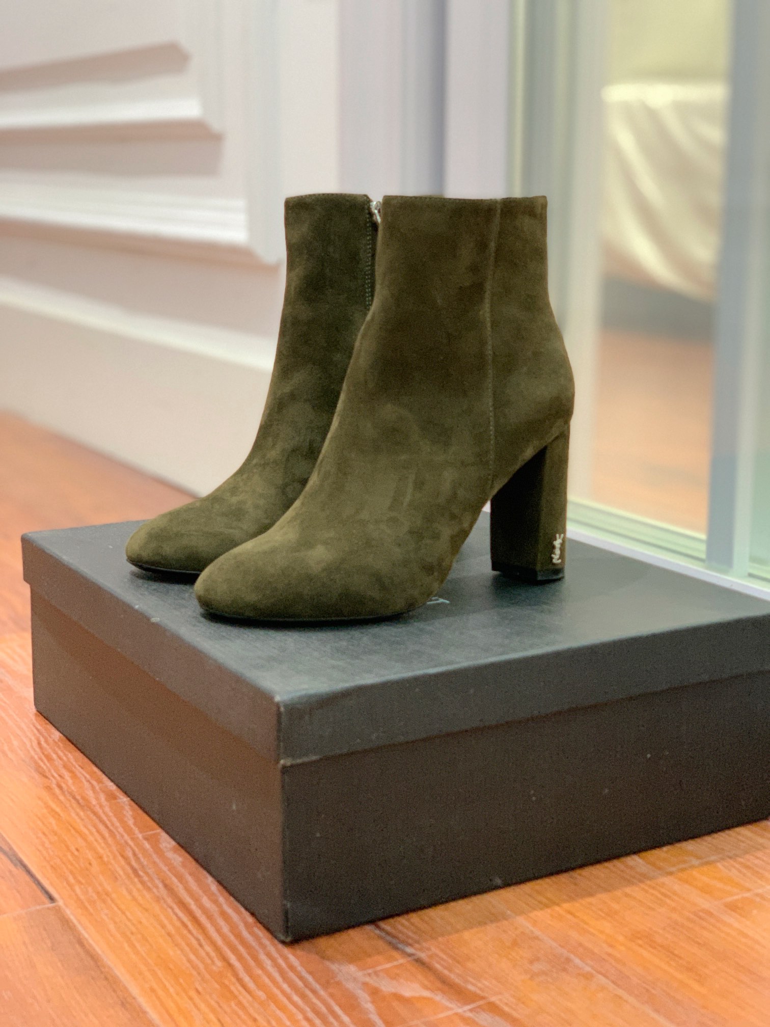 【Sain* Laure*】经典高跟短靴。上脚舒适，简约百搭，显腿瘦又女神范十足。材质：鞋面粒面牛皮和羊