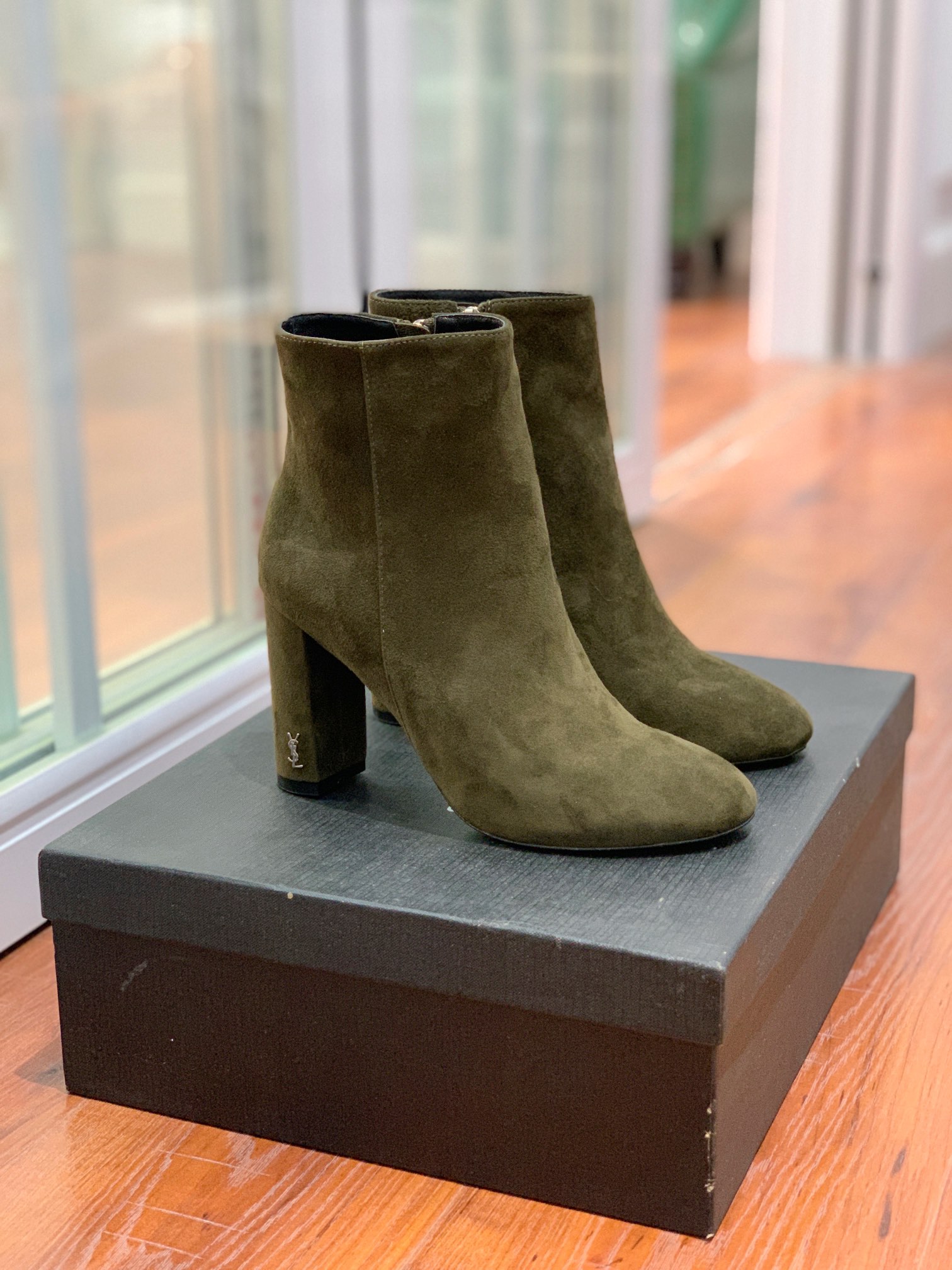 【Sain* Laure*】经典高跟短靴。上脚舒适，简约百搭，显腿瘦又女神范十足。材质：鞋面粒面牛皮和羊