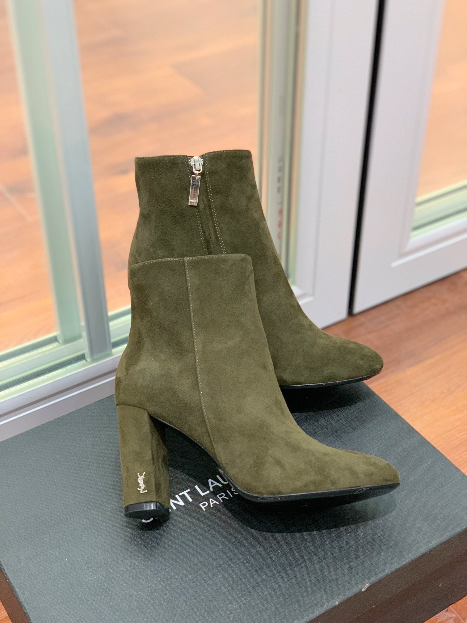 【Sain* Laure*】经典高跟短靴。上脚舒适，简约百搭，显腿瘦又女神范十足。材质：鞋面粒面牛皮和羊