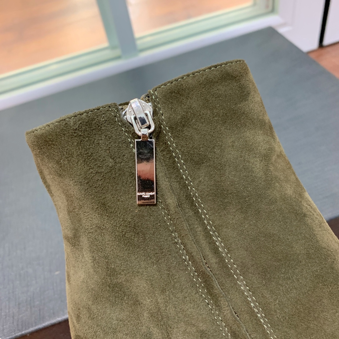 【Sain* Laure*】经典高跟短靴。上脚舒适，简约百搭，显腿瘦又女神范十足。材质：鞋面粒面牛皮和羊