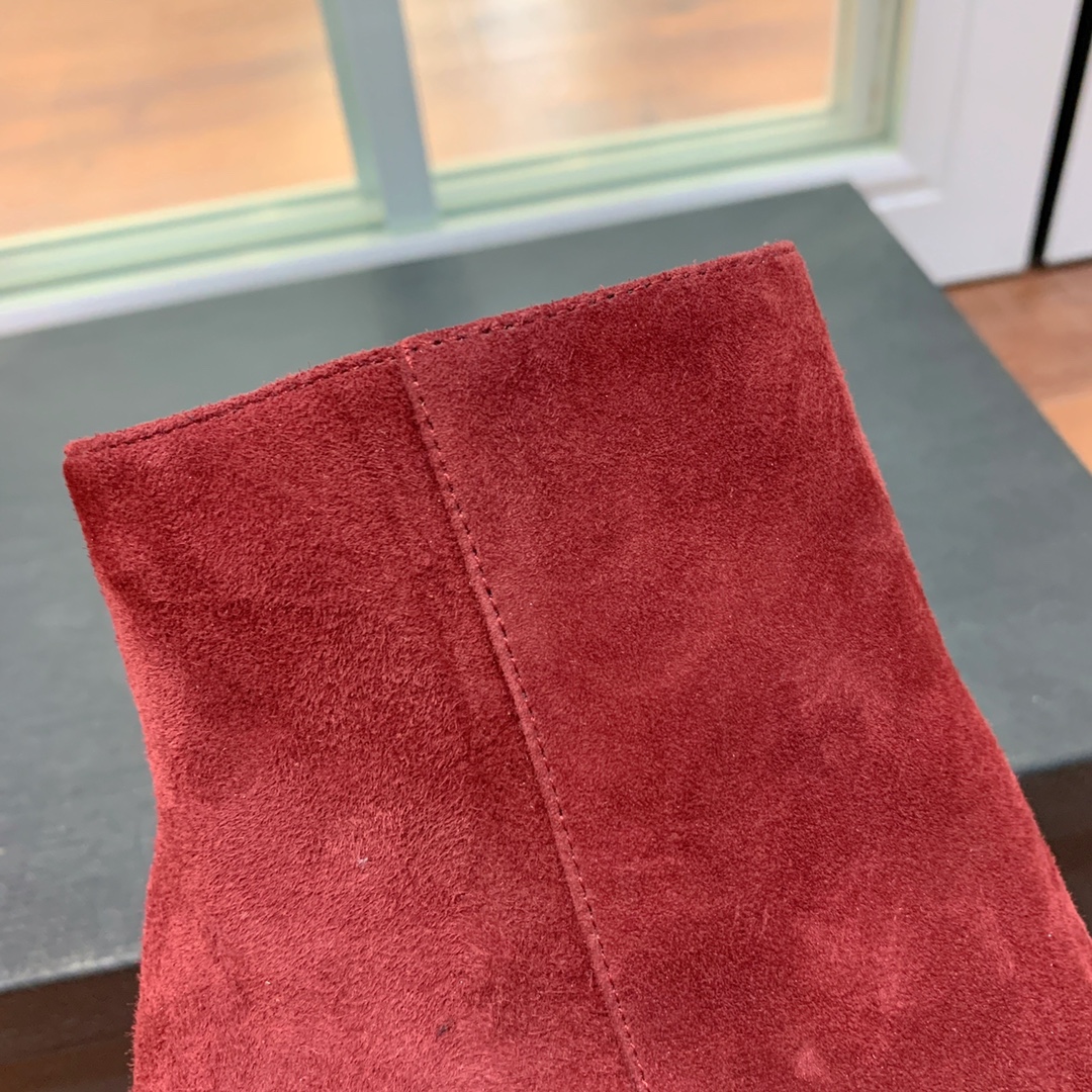 【Sain* Laure*】经典高跟短靴。上脚舒适，简约百搭，显腿瘦又女神范十足。材质：鞋面粒面牛皮和羊