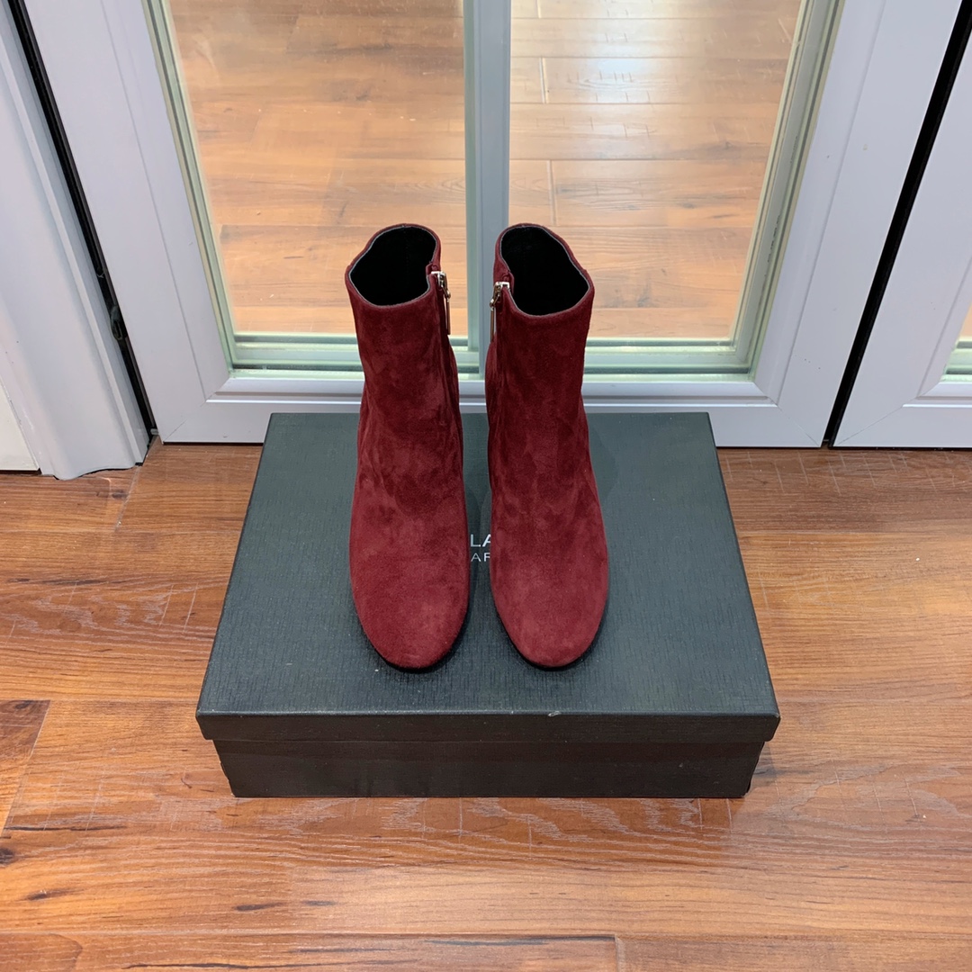 【Sain* Laure*】经典高跟短靴。上脚舒适，简约百搭，显腿瘦又女神范十足。材质：鞋面粒面牛皮和羊