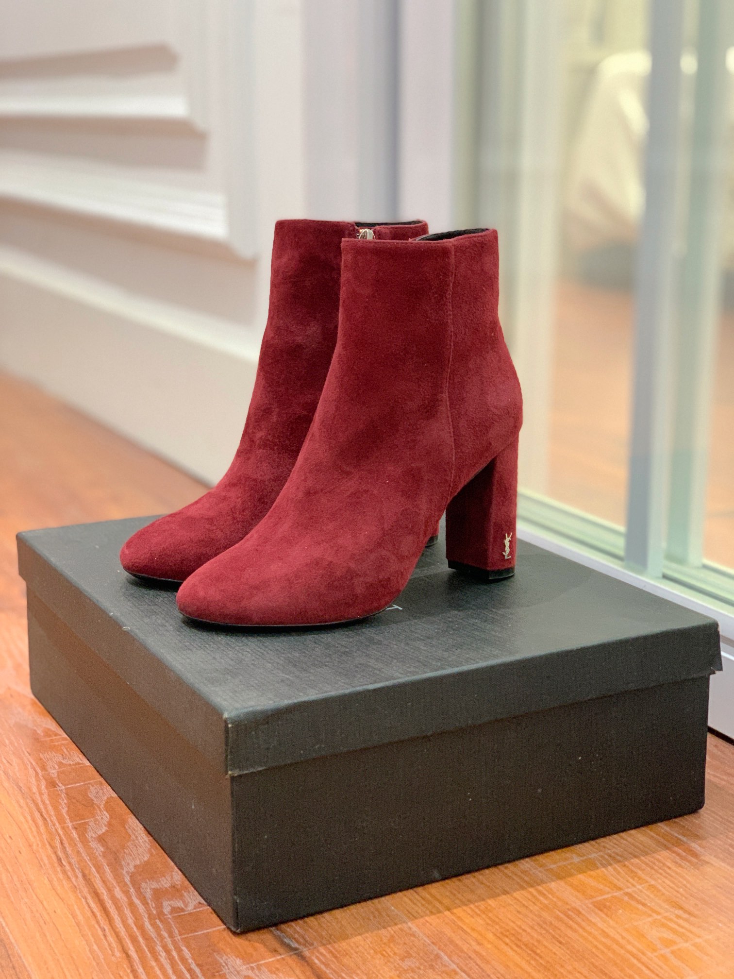 【Sain* Laure*】经典高跟短靴。上脚舒适，简约百搭，显腿瘦又女神范十足。材质：鞋面粒面牛皮和羊