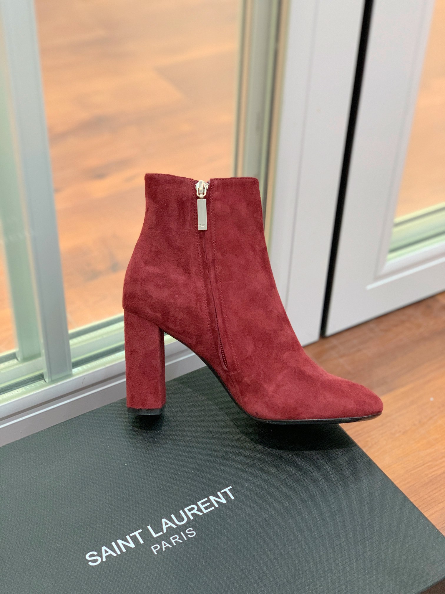 【Sain* Laure*】经典高跟短靴。上脚舒适，简约百搭，显腿瘦又女神范十足。材质：鞋面粒面牛皮和羊