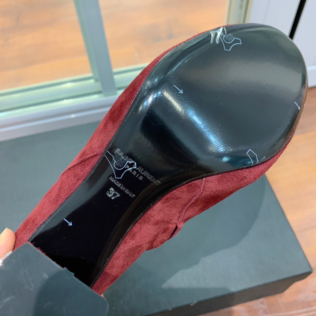 【Sain* Laure*】经典高跟短靴。上脚舒适，简约百搭，显腿瘦又女神范十足。材质：鞋面粒面牛皮和羊