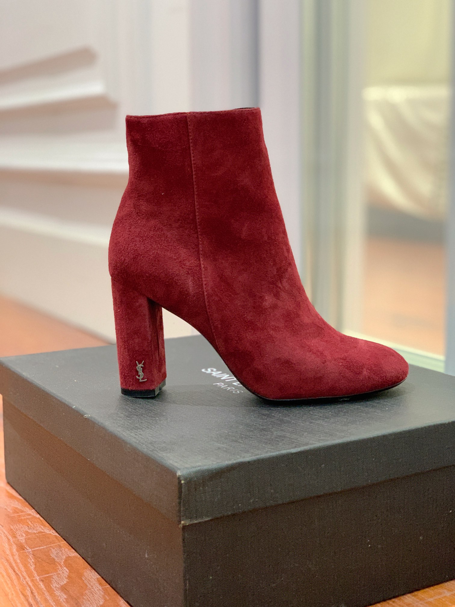 【Sain* Laure*】经典高跟短靴。上脚舒适，简约百搭，显腿瘦又女神范十足。材质：鞋面粒面牛皮和羊