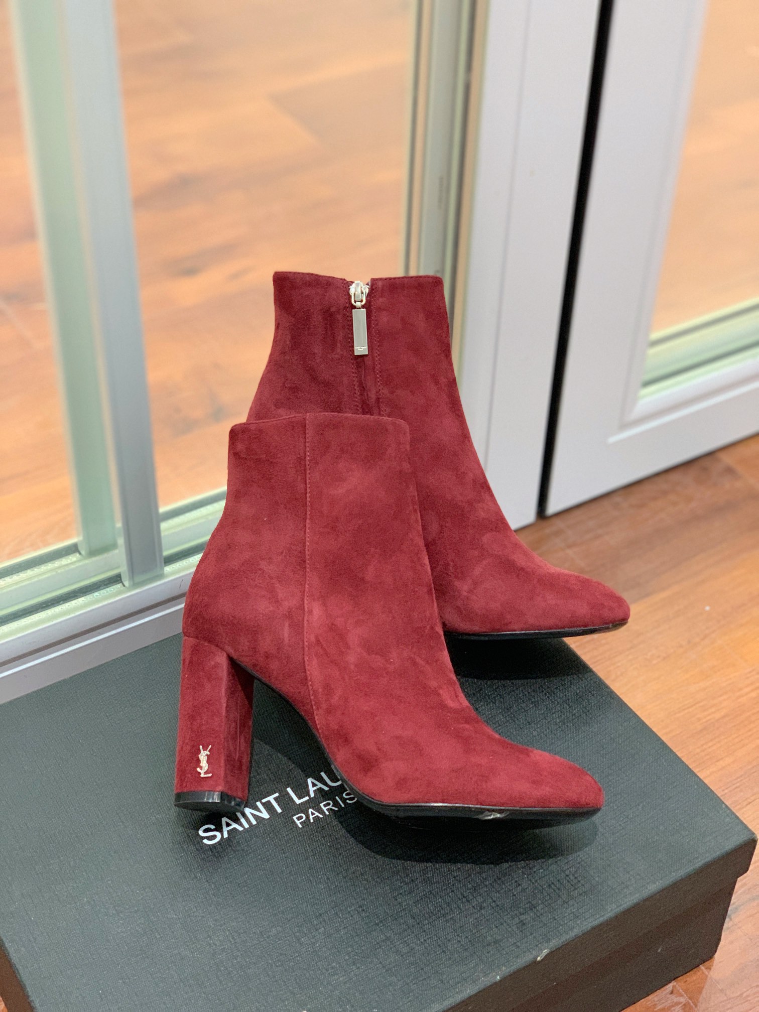 【Sain* Laure*】经典高跟短靴。上脚舒适，简约百搭，显腿瘦又女神范十足。材质：鞋面粒面牛皮和羊