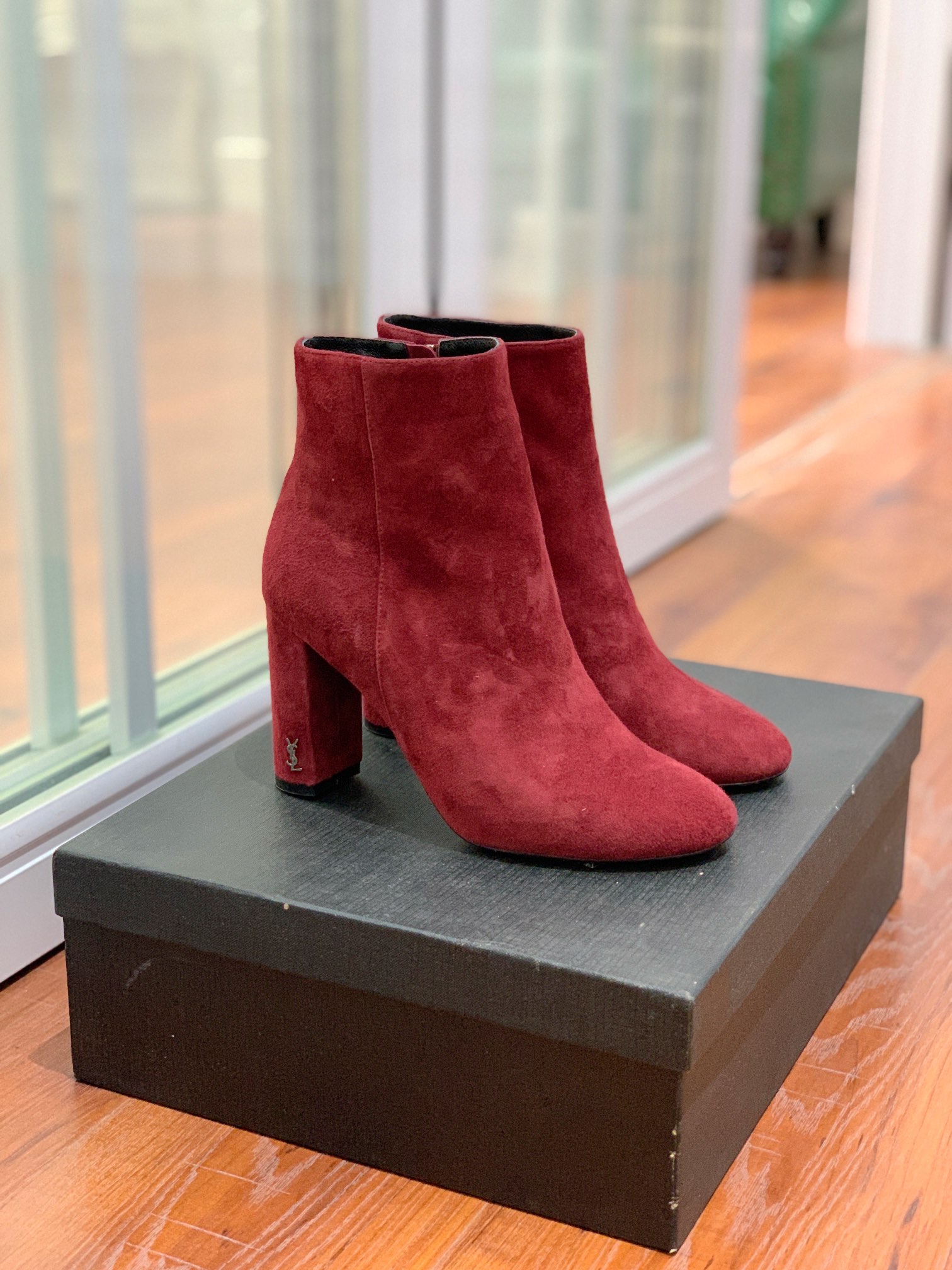 【Sain* Laure*】经典高跟短靴。上脚舒适，简约百搭，显腿瘦又女神范十足。材质：鞋面粒面牛皮和羊