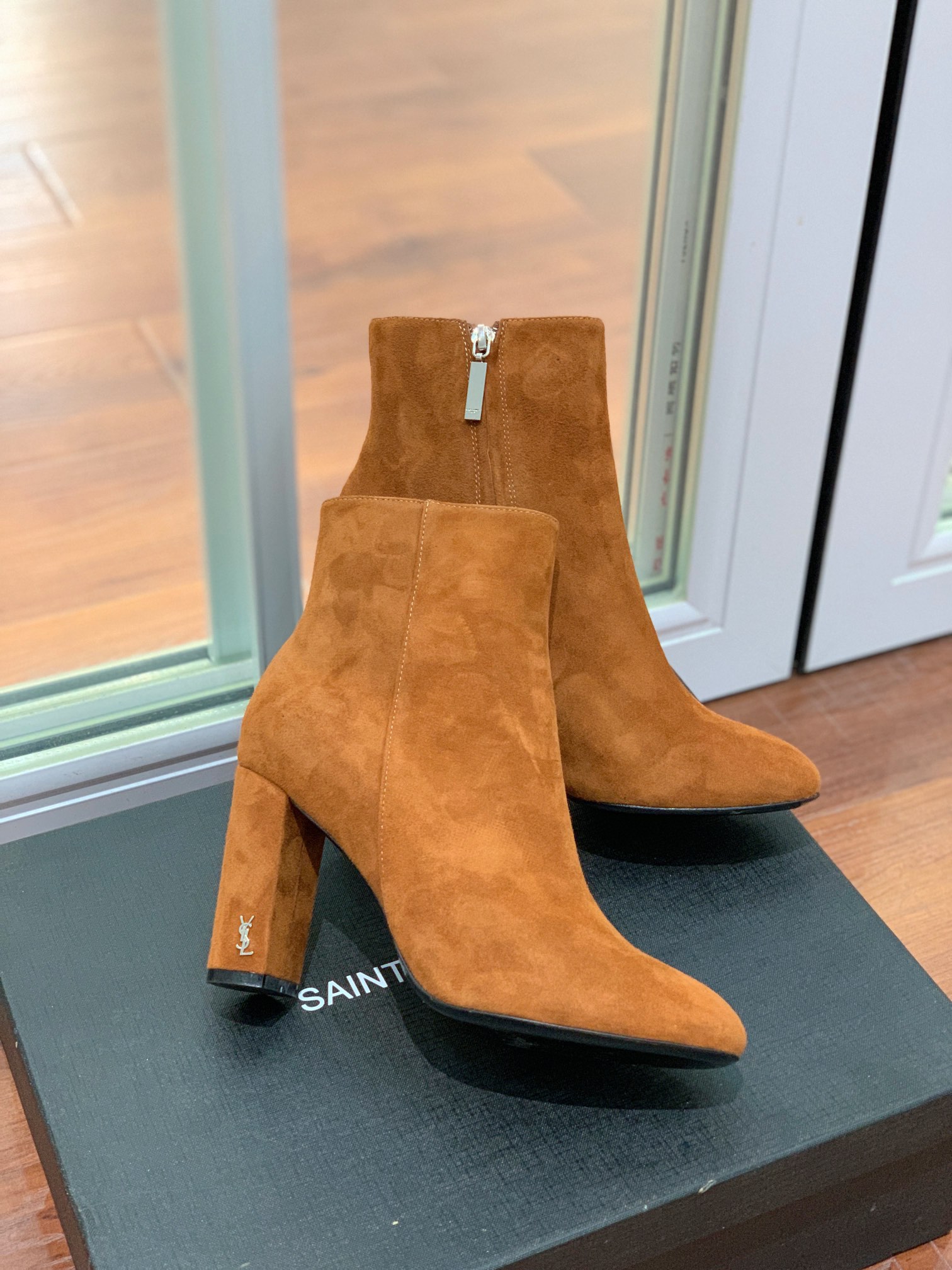 【Sain* Laure*】经典高跟短靴。上脚舒适，简约百搭，显腿瘦又女神范十足。材质：鞋面粒面牛皮和羊