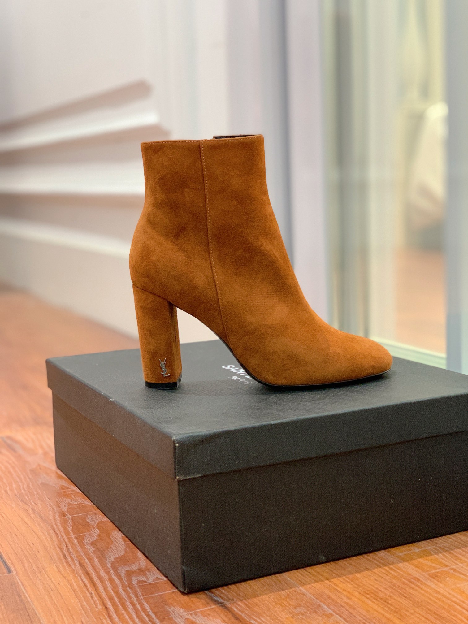 【Sain* Laure*】经典高跟短靴。上脚舒适，简约百搭，显腿瘦又女神范十足。材质：鞋面粒面牛皮和羊
