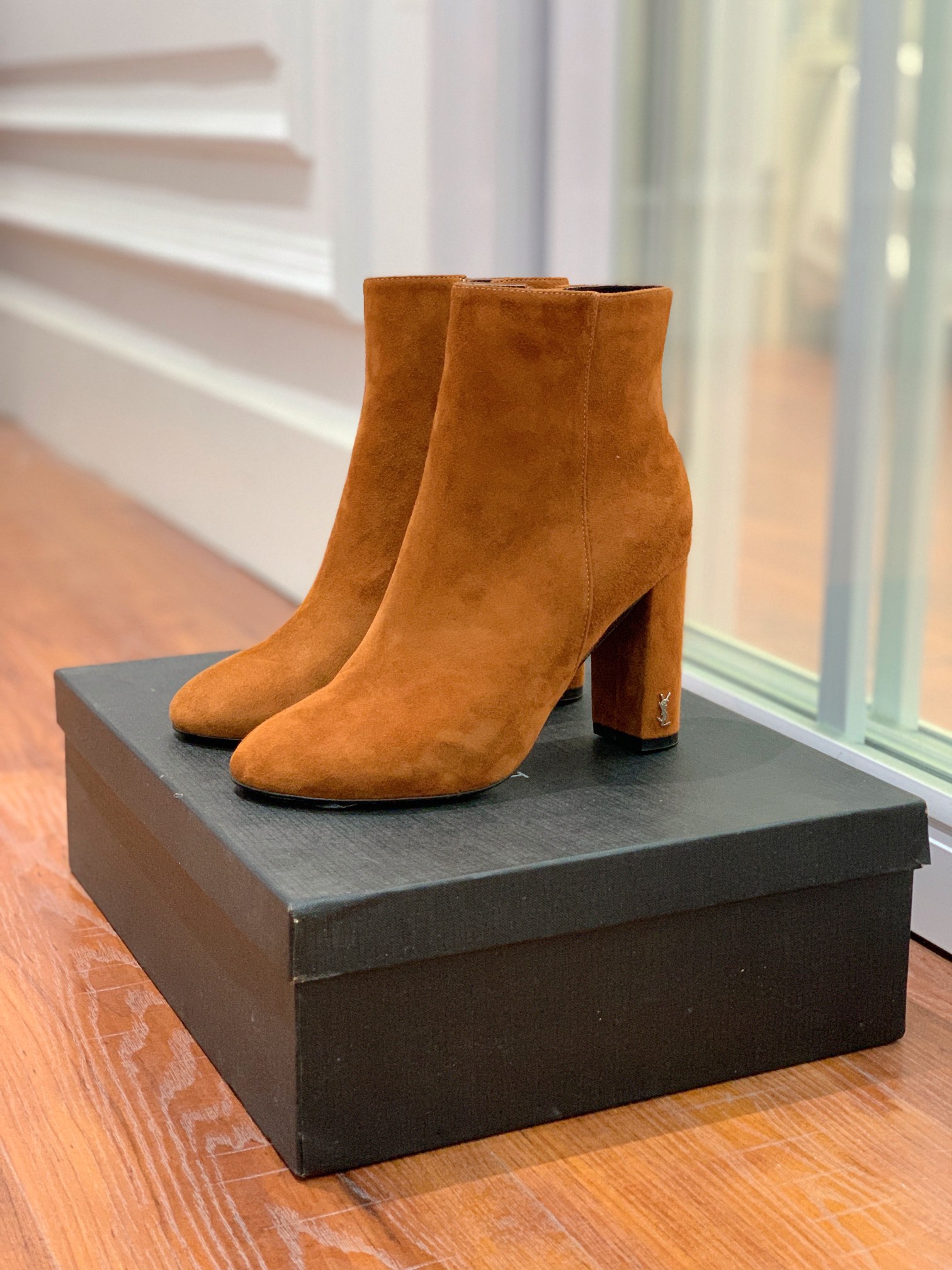 【Sain* Laure*】经典高跟短靴。上脚舒适，简约百搭，显腿瘦又女神范十足。材质：鞋面粒面牛皮和羊