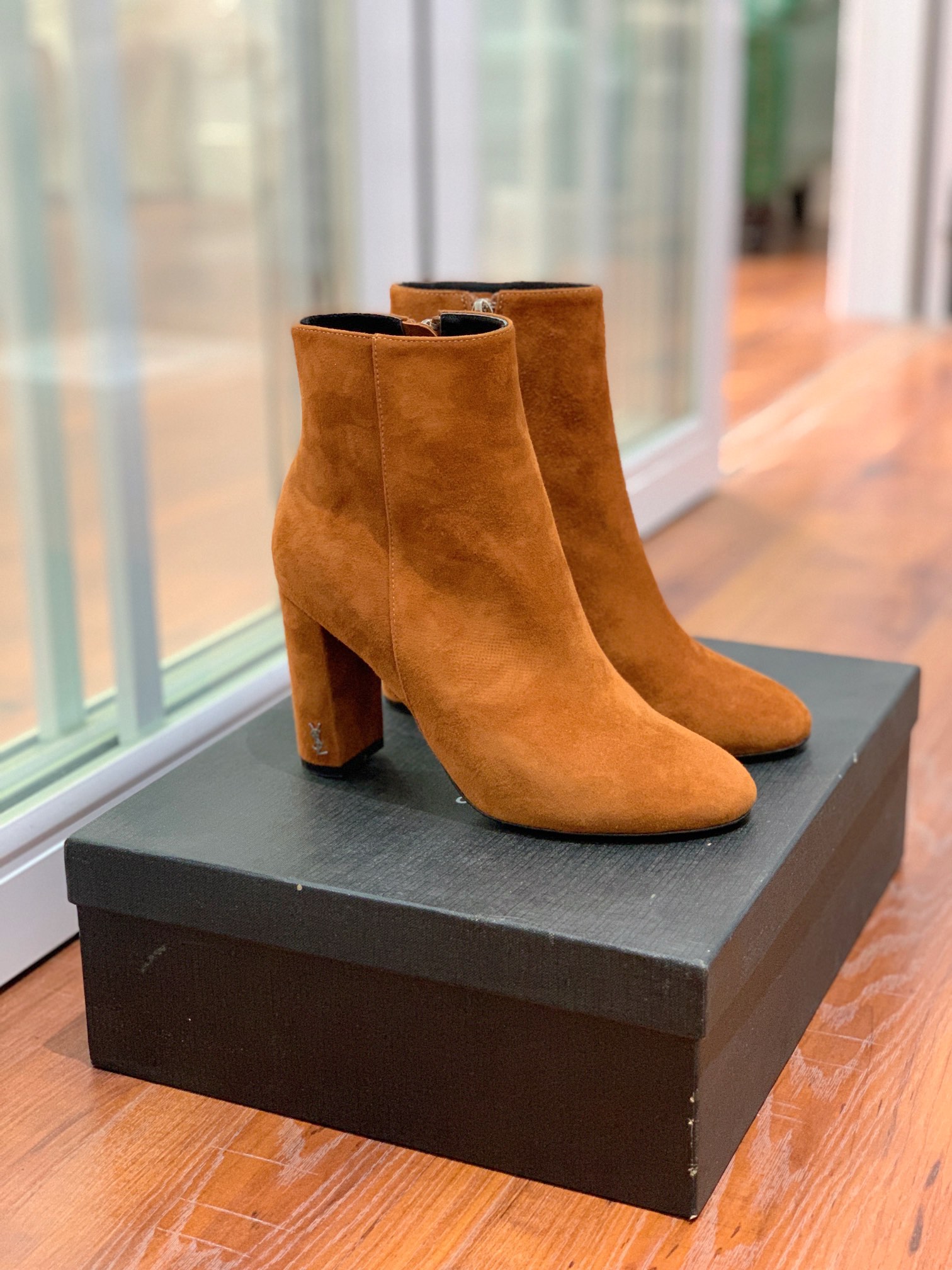 【Sain* Laure*】经典高跟短靴。上脚舒适，简约百搭，显腿瘦又女神范十足。材质：鞋面粒面牛皮和羊