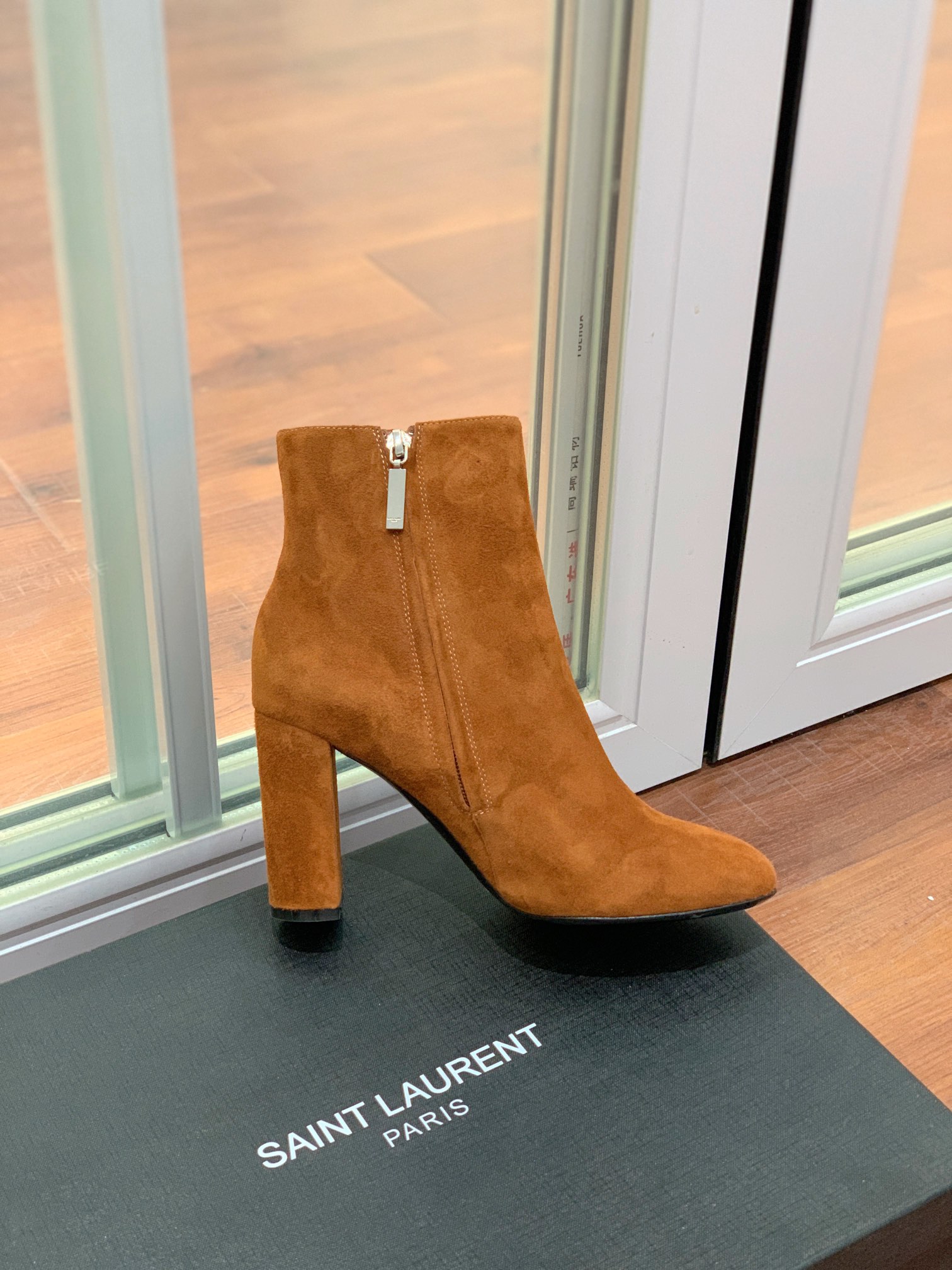 【Sain* Laure*】经典高跟短靴。上脚舒适，简约百搭，显腿瘦又女神范十足。材质：鞋面粒面牛皮和羊