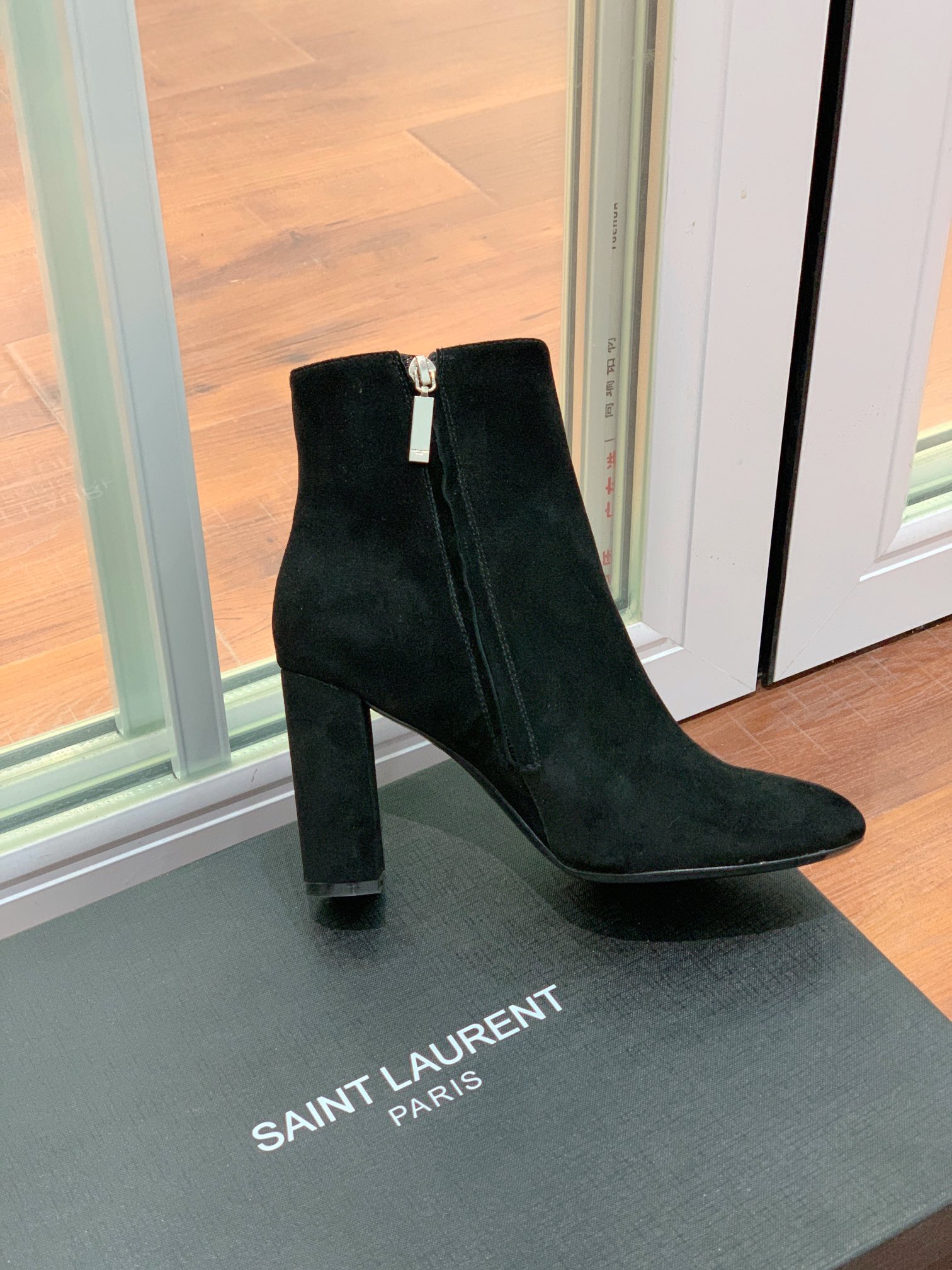 【Sain* Laure*】经典高跟短靴。上脚舒适，简约百搭，显腿瘦又女神范十足。材质：鞋面粒面牛皮和羊