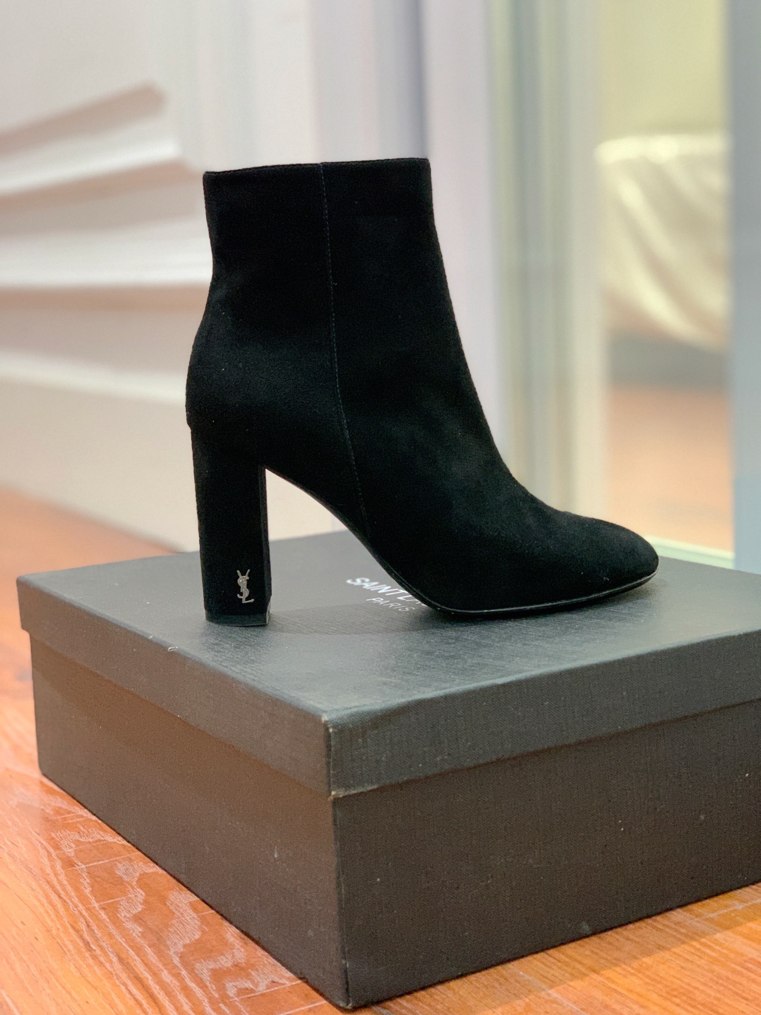 【Sain* Laure*】经典高跟短靴。上脚舒适，简约百搭，显腿瘦又女神范十足。材质：鞋面粒面牛皮和羊