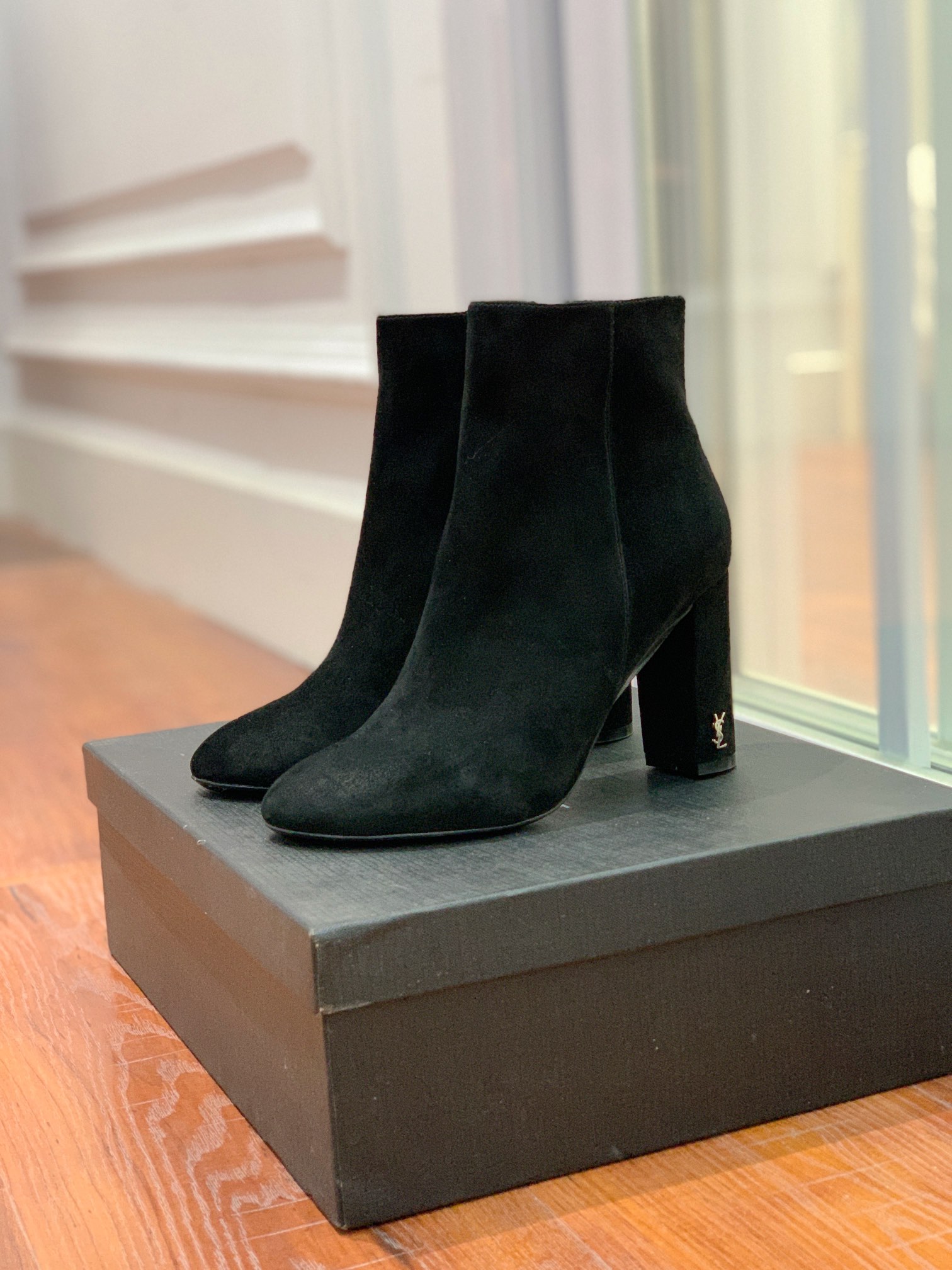 【Sain* Laure*】经典高跟短靴。上脚舒适，简约百搭，显腿瘦又女神范十足。材质：鞋面粒面牛皮和羊