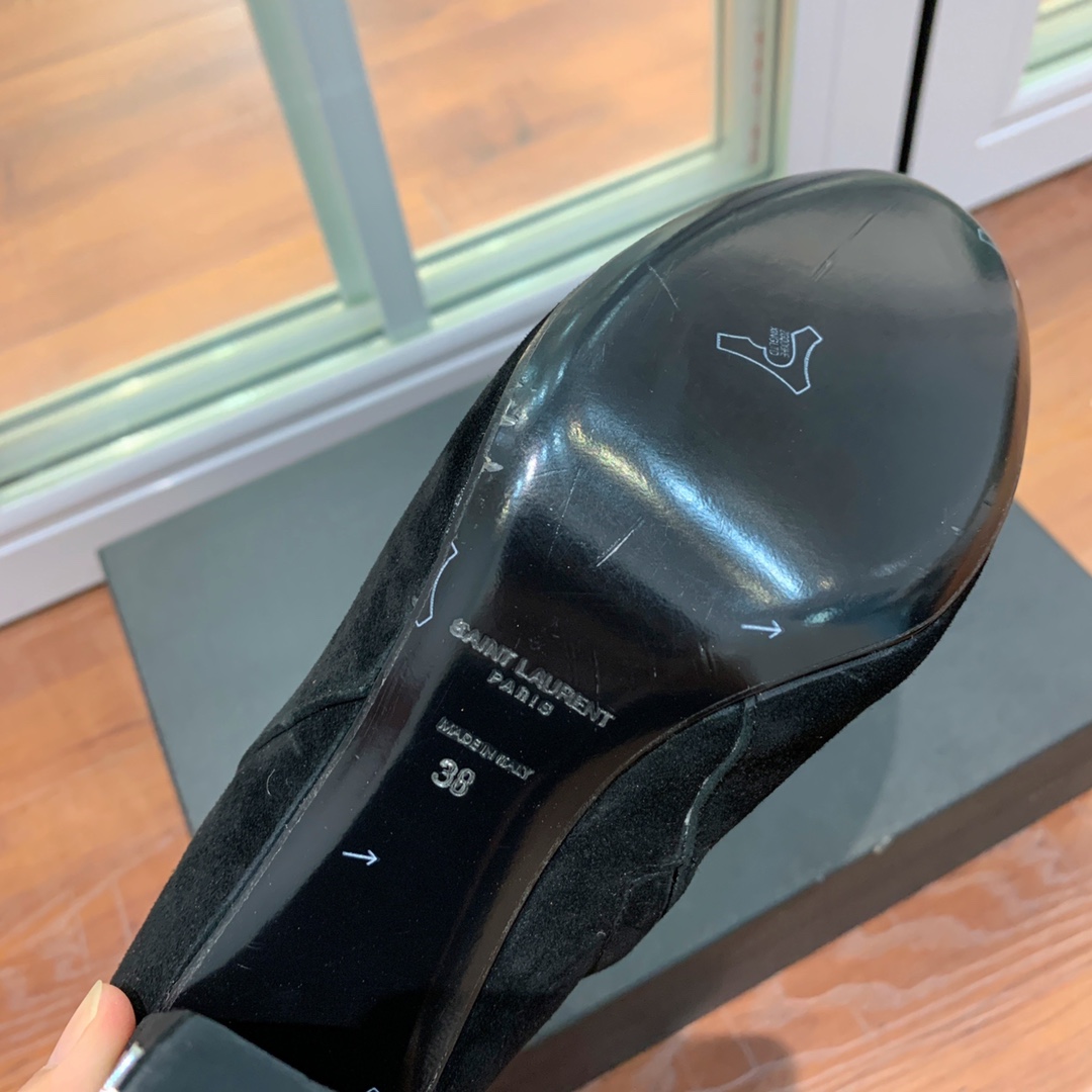 【Sain* Laure*】经典高跟短靴。上脚舒适，简约百搭，显腿瘦又女神范十足。材质：鞋面粒面牛皮和羊