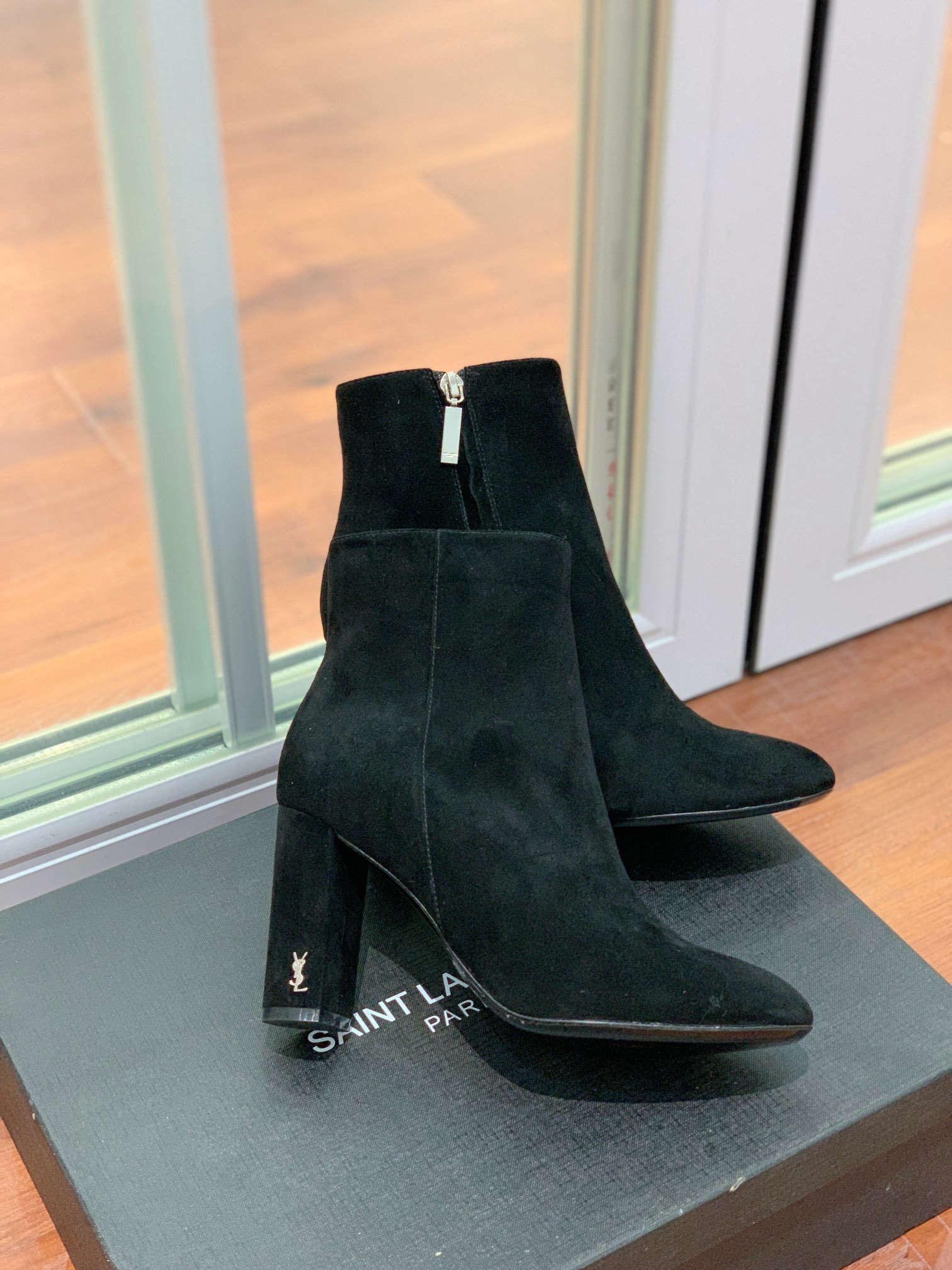 【Sain* Laure*】经典高跟短靴。上脚舒适，简约百搭，显腿瘦又女神范十足。材质：鞋面粒面牛皮和羊