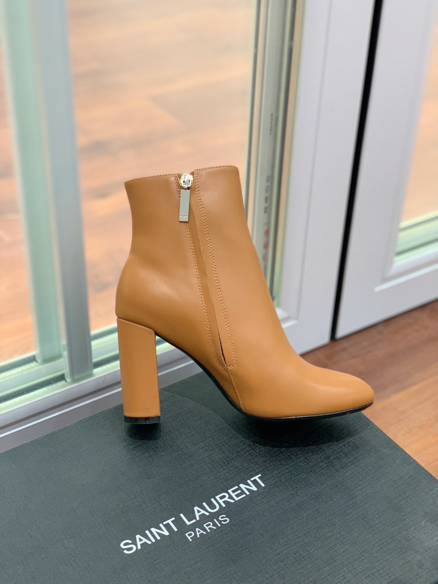 【Sain* Laure*】经典高跟短靴。上脚舒适，简约百搭，显腿瘦又女神范十足。材质：鞋面粒面牛皮和羊