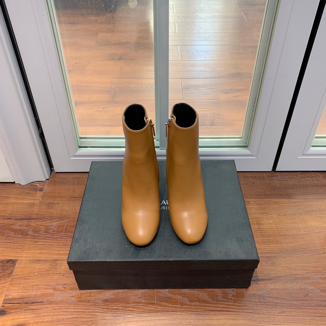 【Sain* Laure*】经典高跟短靴。上脚舒适，简约百搭，显腿瘦又女神范十足。材质：鞋面粒面牛皮和羊