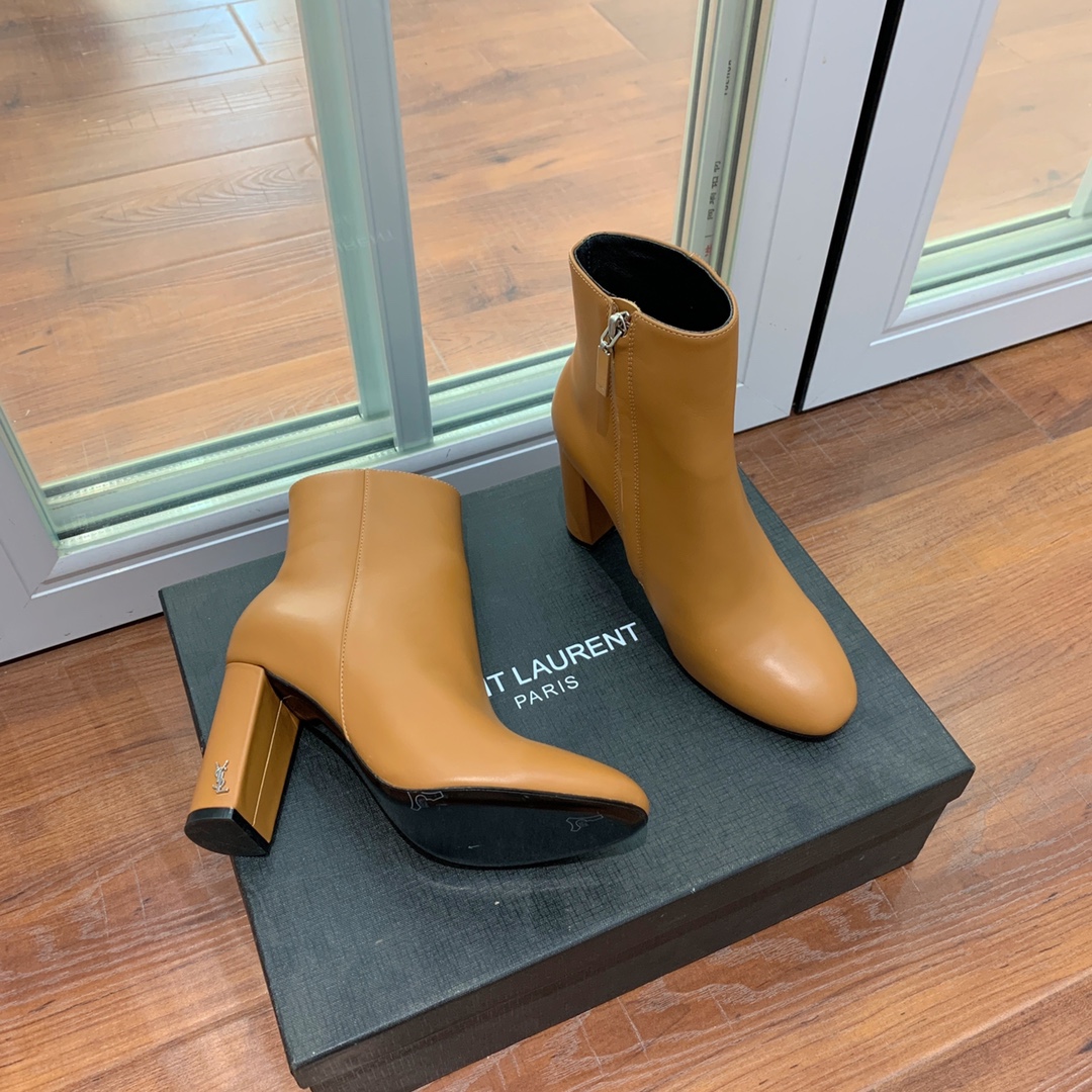 【Sain* Laure*】经典高跟短靴。上脚舒适，简约百搭，显腿瘦又女神范十足。材质：鞋面粒面牛皮和羊