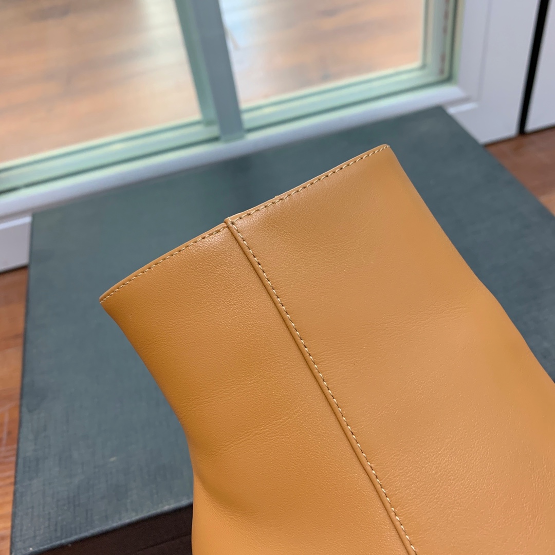 【Sain* Laure*】经典高跟短靴。上脚舒适，简约百搭，显腿瘦又女神范十足。材质：鞋面粒面牛皮和羊