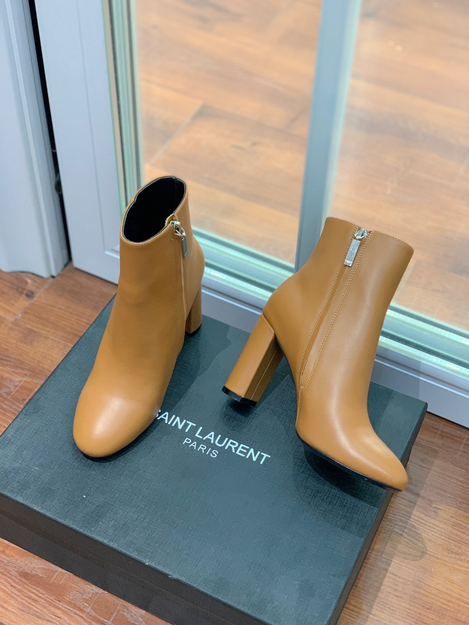 【Sain* Laure*】经典高跟短靴。上脚舒适，简约百搭，显腿瘦又女神范十足。材质：鞋面粒面牛皮和羊