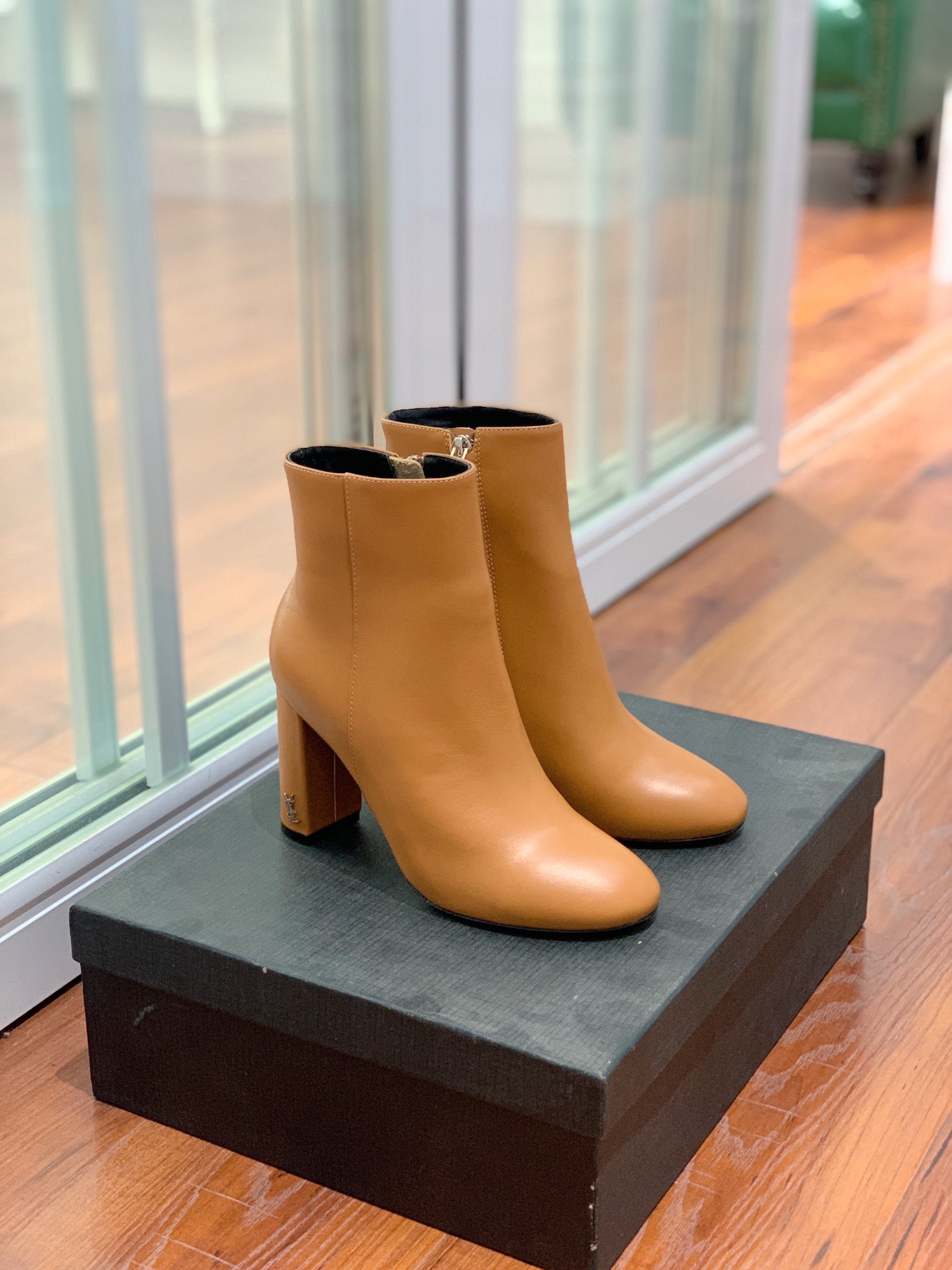 【Sain* Laure*】经典高跟短靴。上脚舒适，简约百搭，显腿瘦又女神范十足。材质：鞋面粒面牛皮和羊