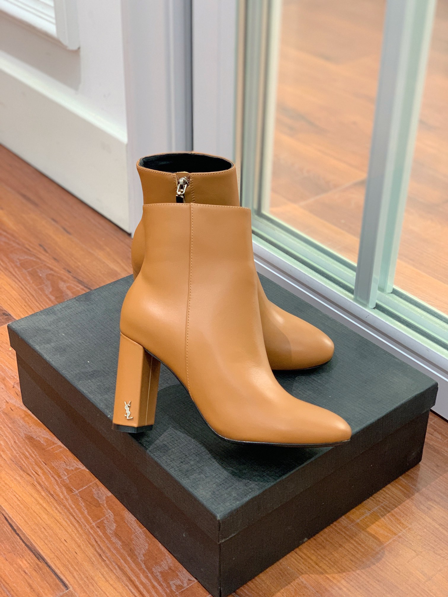 【Sain* Laure*】经典高跟短靴。上脚舒适，简约百搭，显腿瘦又女神范十足。材质：鞋面粒面牛皮和羊