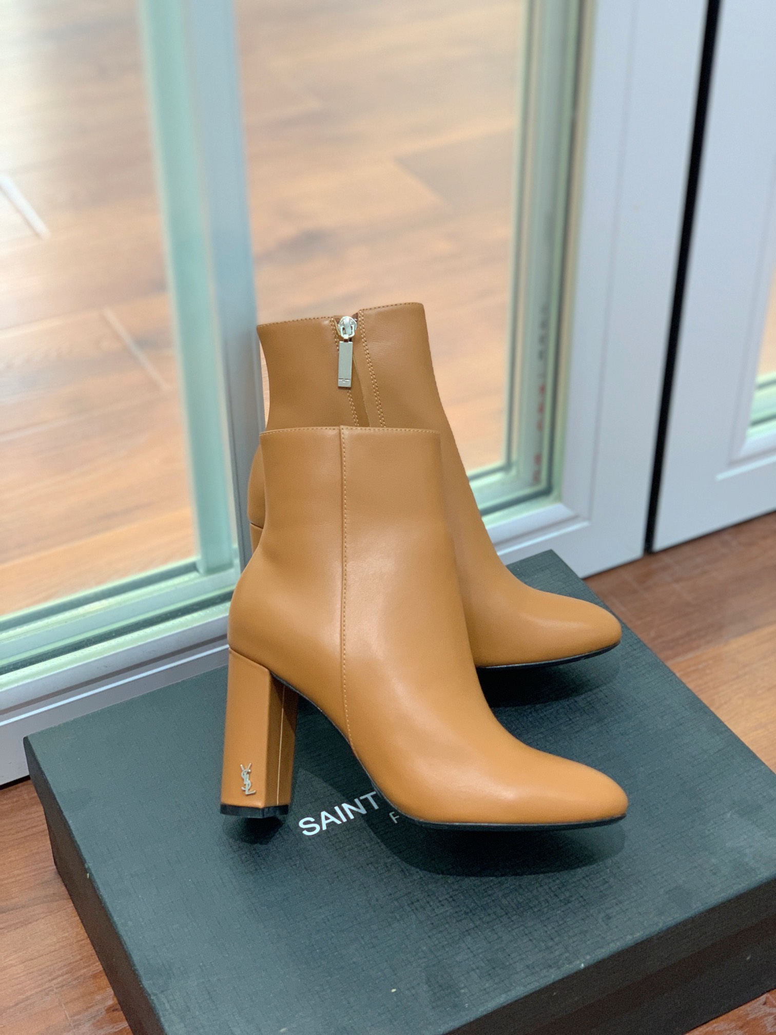 【Sain* Laure*】经典高跟短靴。上脚舒适，简约百搭，显腿瘦又女神范十足。材质：鞋面粒面牛皮和羊