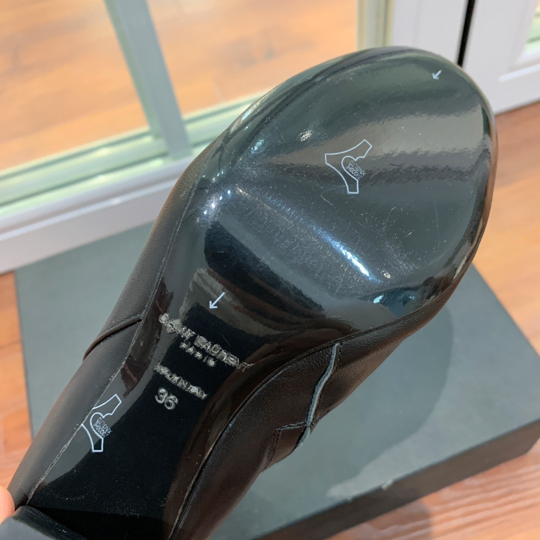 【Sain* Laure*】经典高跟短靴。上脚舒适，简约百搭，显腿瘦又女神范十足。材质：鞋面粒面牛皮和羊