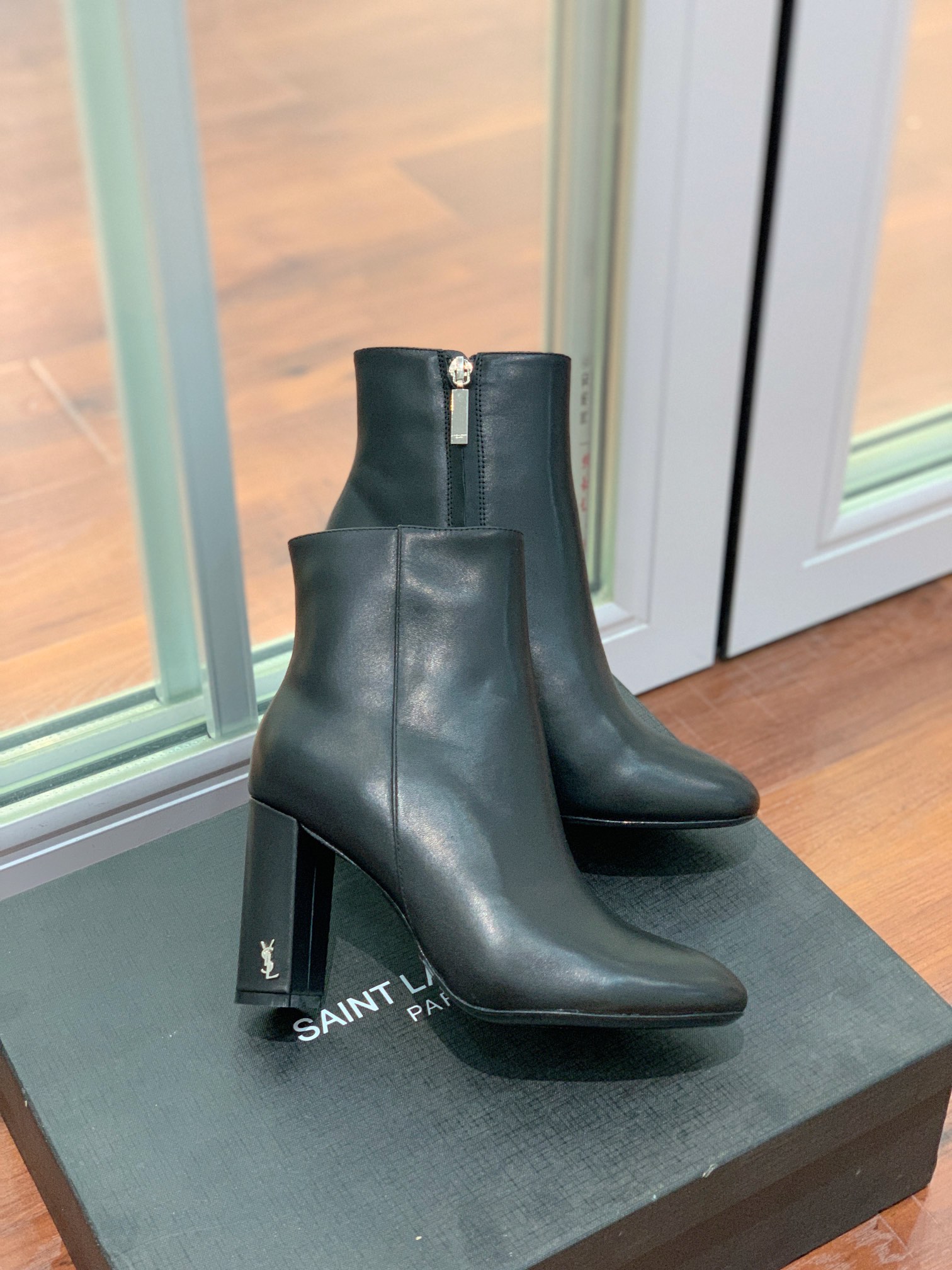 【Sain* Laure*】经典高跟短靴。上脚舒适，简约百搭，显腿瘦又女神范十足。材质：鞋面粒面牛皮和羊