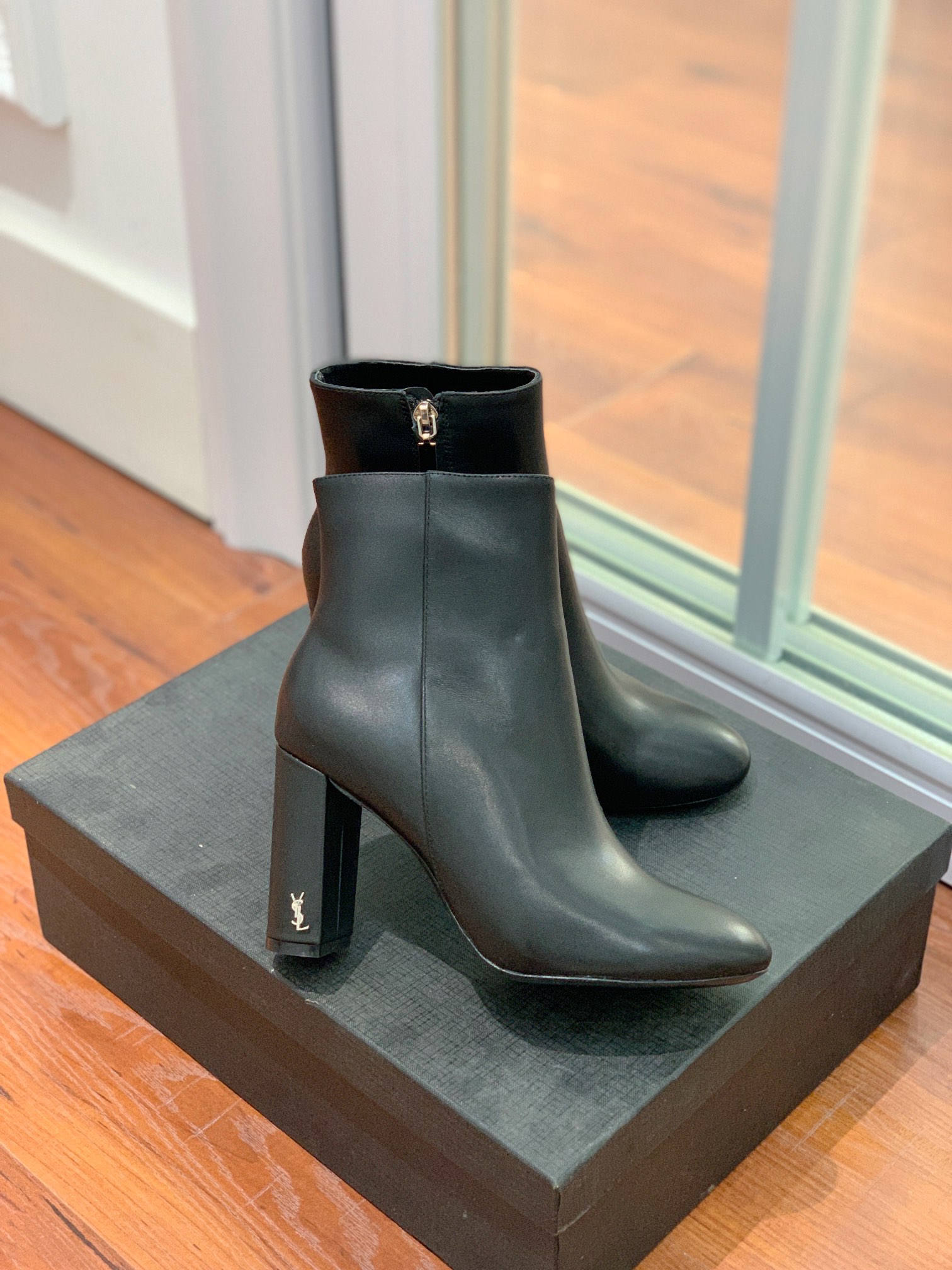 【Sain* Laure*】经典高跟短靴。上脚舒适，简约百搭，显腿瘦又女神范十足。材质：鞋面粒面牛皮和羊