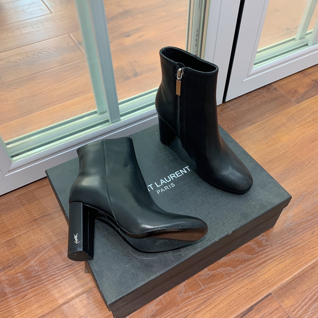 【Sain* Laure*】经典高跟短靴。上脚舒适，简约百搭，显腿瘦又女神范十足。材质：鞋面粒面牛皮和羊