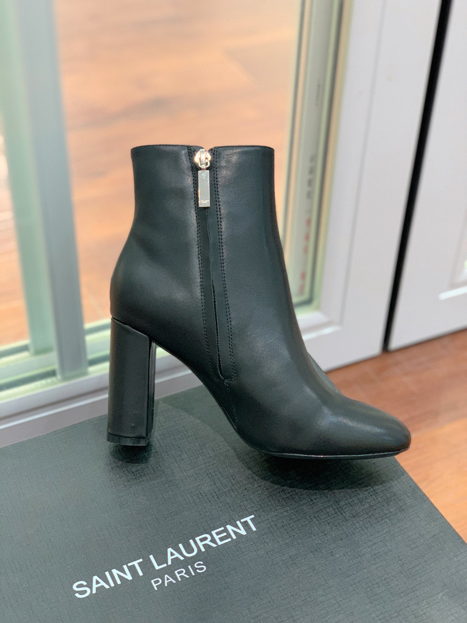 【Sain* Laure*】经典高跟短靴。上脚舒适，简约百搭，显腿瘦又女神范十足。材质：鞋面粒面牛皮和羊