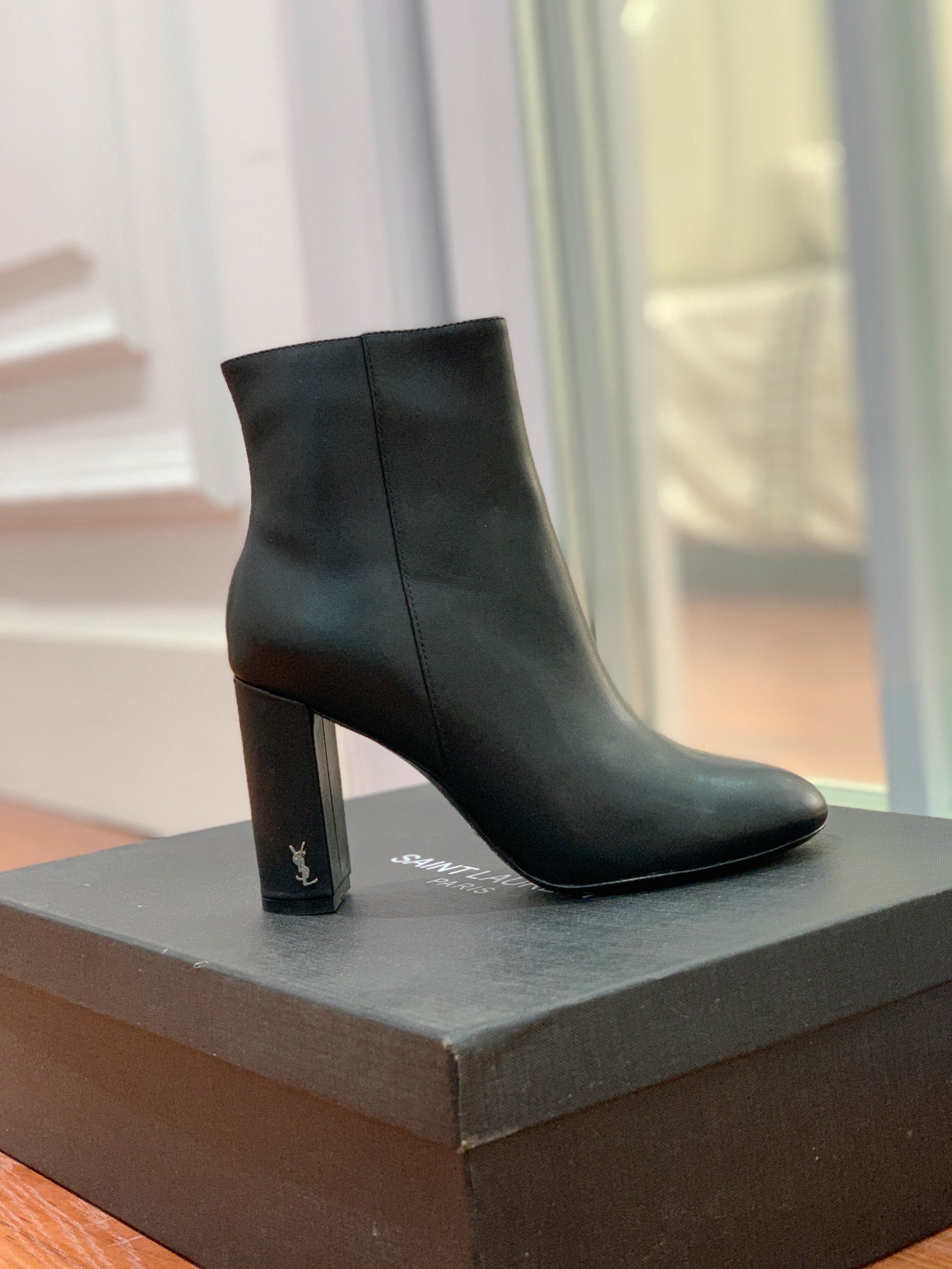 【Sain* Laure*】经典高跟短靴。上脚舒适，简约百搭，显腿瘦又女神范十足。材质：鞋面粒面牛皮和羊