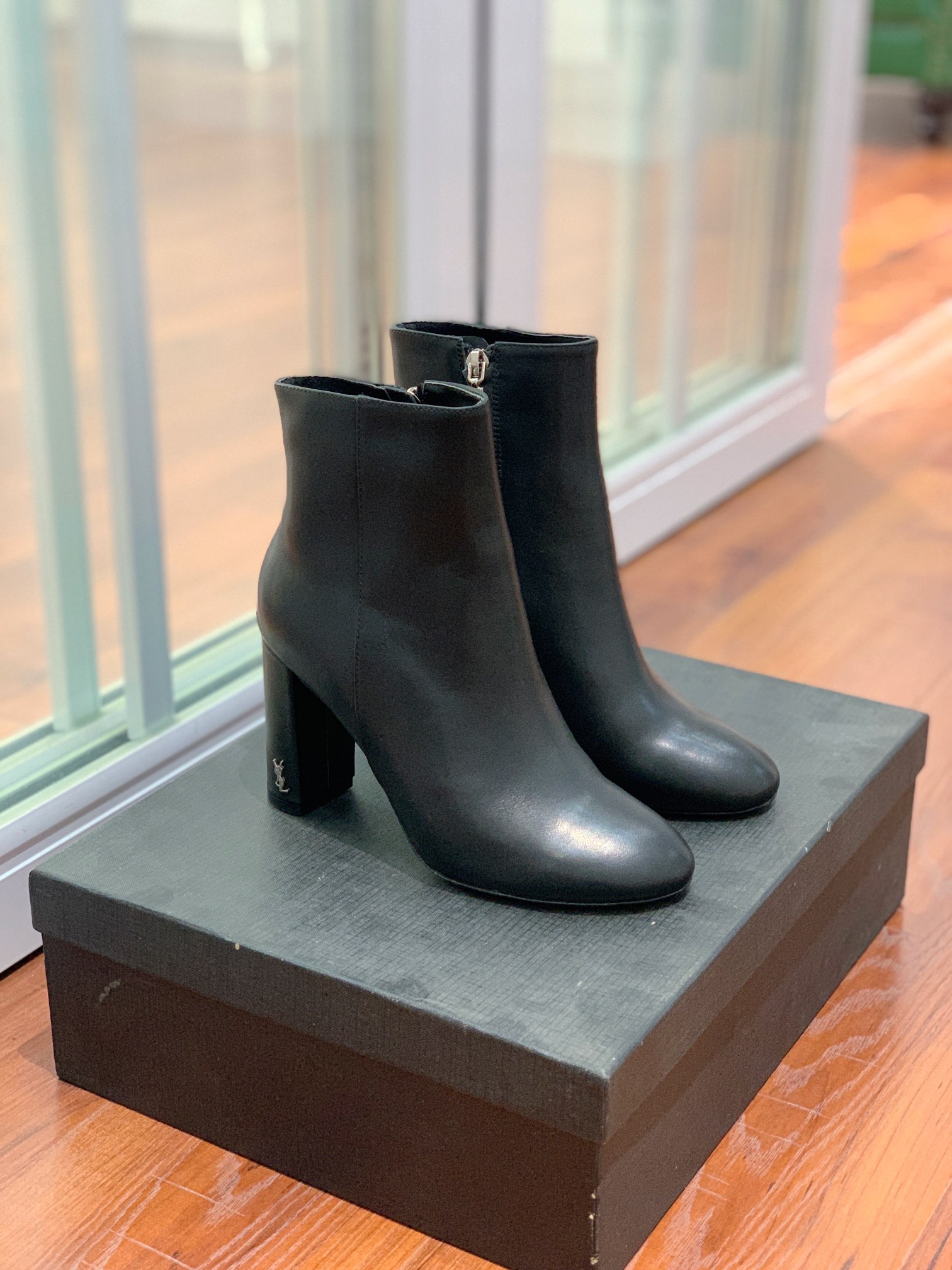 【Sain* Laure*】经典高跟短靴。上脚舒适，简约百搭，显腿瘦又女神范十足。材质：鞋面粒面牛皮和羊