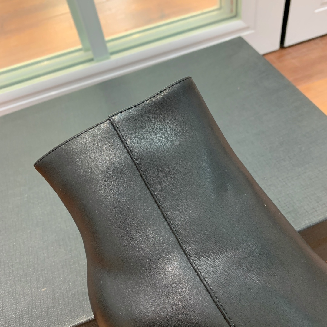 【Sain* Laure*】经典高跟短靴。上脚舒适，简约百搭，显腿瘦又女神范十足。材质：鞋面粒面牛皮和羊