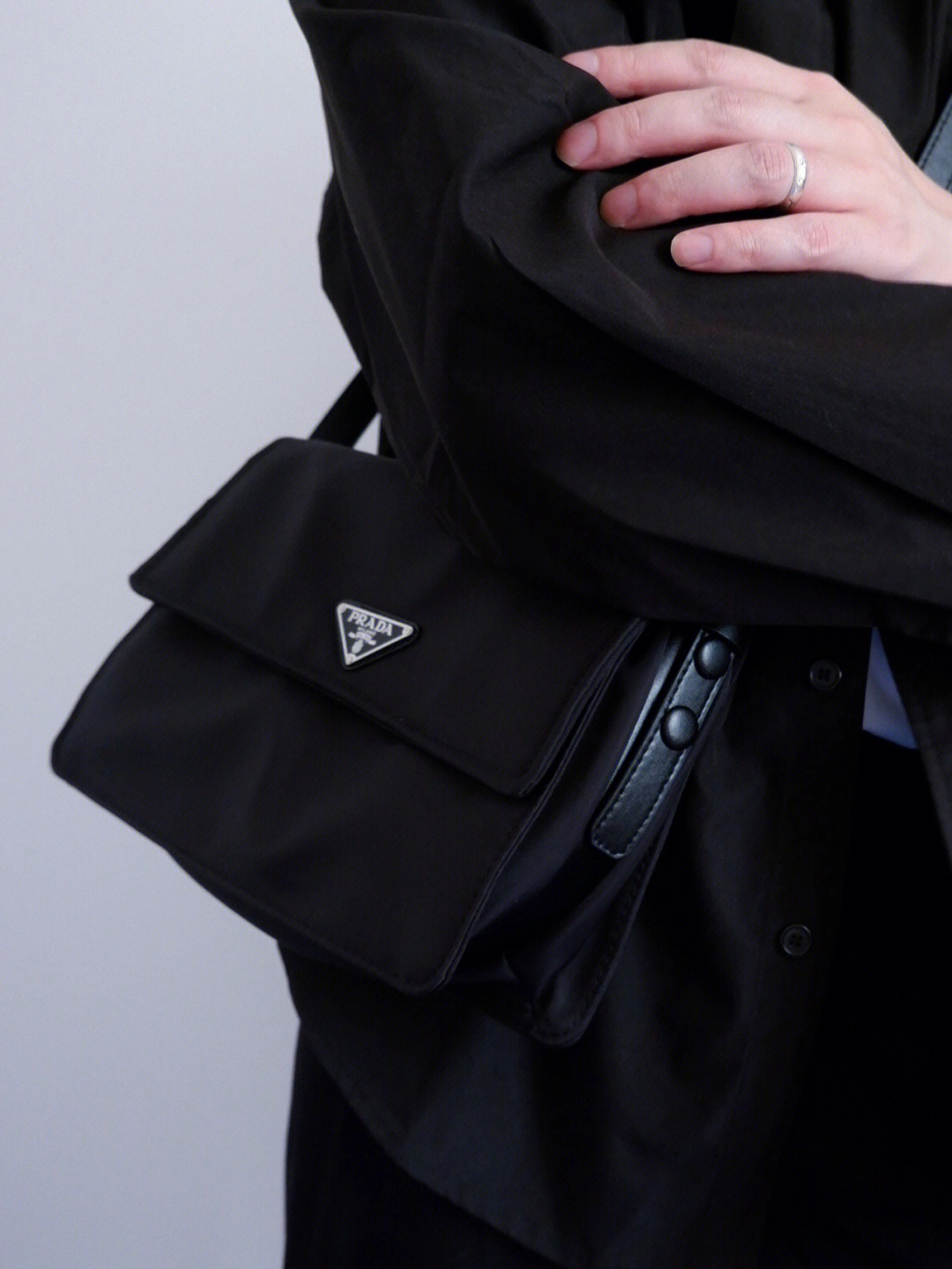 NO:211507,The shape is minimalist and durable to look using recycled nylon material. It is very light and three-dimensional when you carry it. Prada [top original list], prada19860909造型极简耐看 使用再生尼龙材质 背起来很轻便立体,普拉达【顶级原单】,prada,Bag