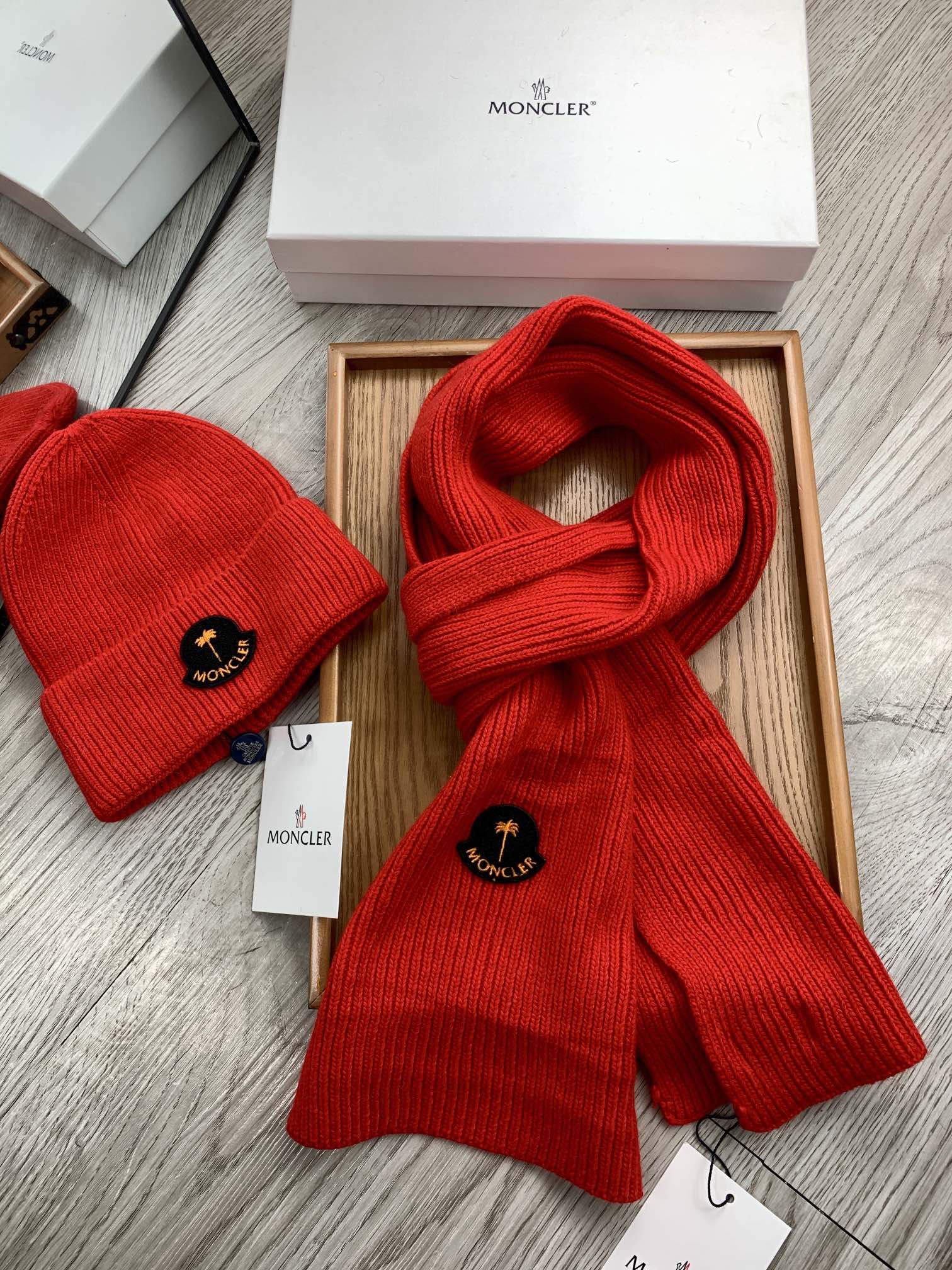 🌹。蒙口。【羊毛套装帽子】经典套装帽子！帽子➕围巾！材质：70%羊毛➕30%兔毛。暖暖哒超级舒服～冬日小姐姐减龄神器哦～