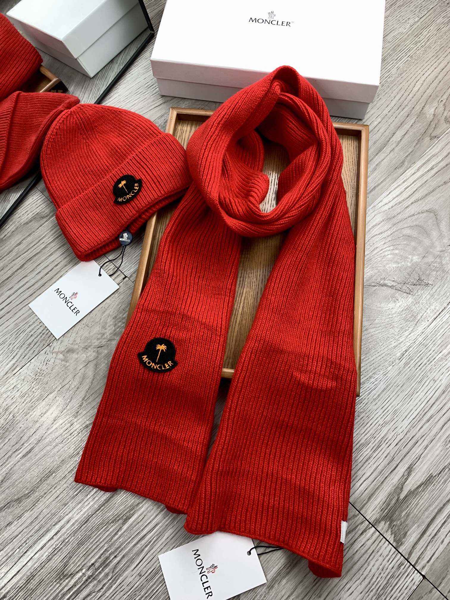 🌹。蒙口。【羊毛套装帽子】经典套装帽子！帽子➕围巾！材质：70%羊毛➕30%兔毛。暖暖哒超级舒服～冬日小姐姐减龄神器哦～