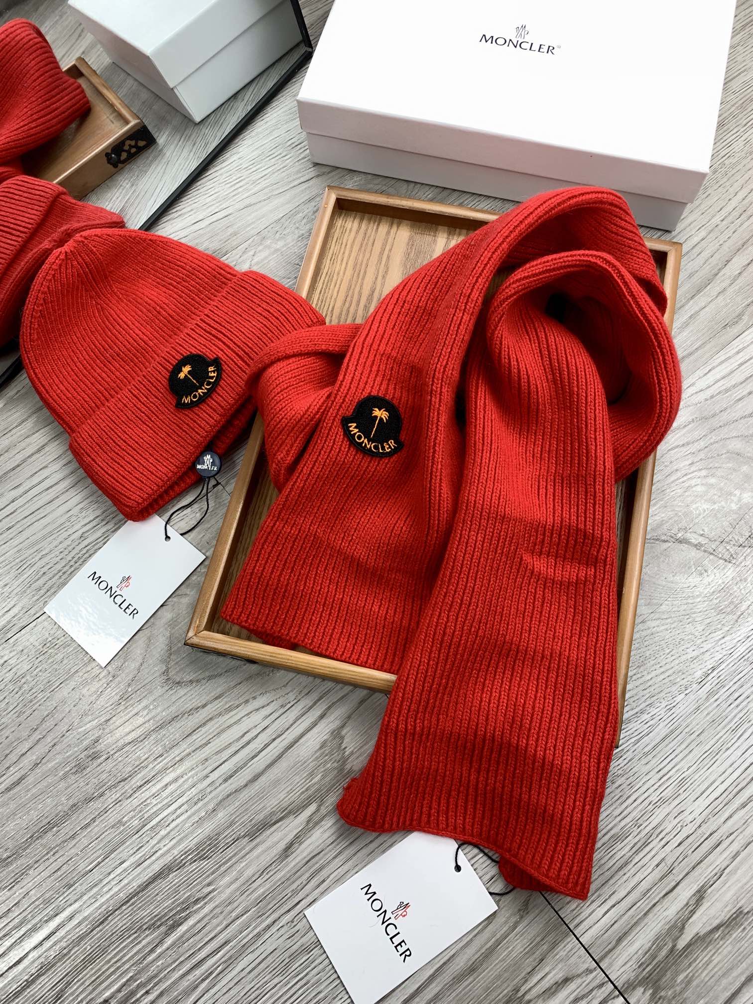 🌹。蒙口。【羊毛套装帽子】经典套装帽子！帽子➕围巾！材质：70%羊毛➕30%兔毛。暖暖哒超级舒服～冬日小姐姐减龄神器哦～