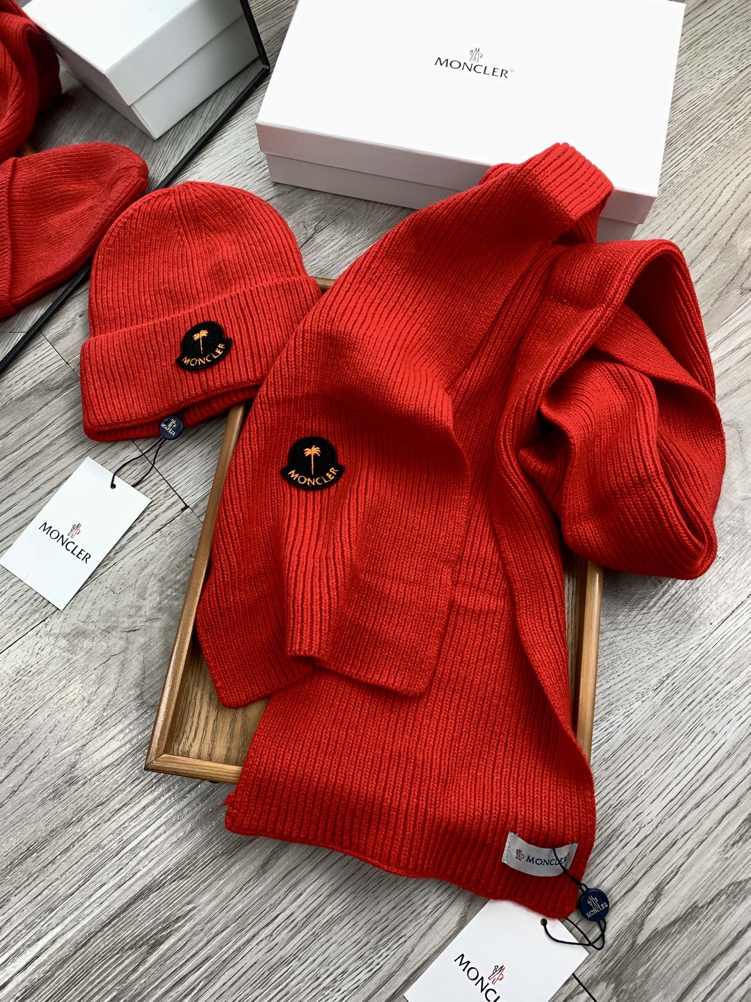 🌹。蒙口。【羊毛套装帽子】经典套装帽子！帽子➕围巾！材质：70%羊毛➕30%兔毛。暖暖哒超级舒服～冬日小姐姐减龄神器哦～