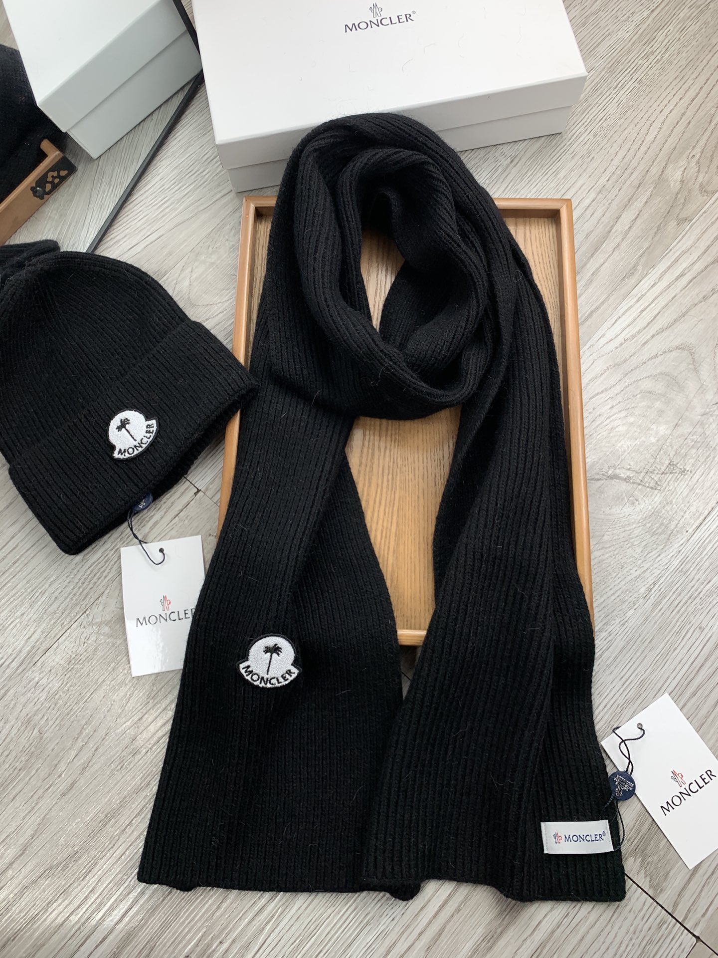 🌹。蒙口。【羊毛套装帽子】经典套装帽子！帽子➕围巾！材质：70%羊毛➕30%兔毛。暖暖哒超级舒服～冬日小姐姐减龄神器哦～