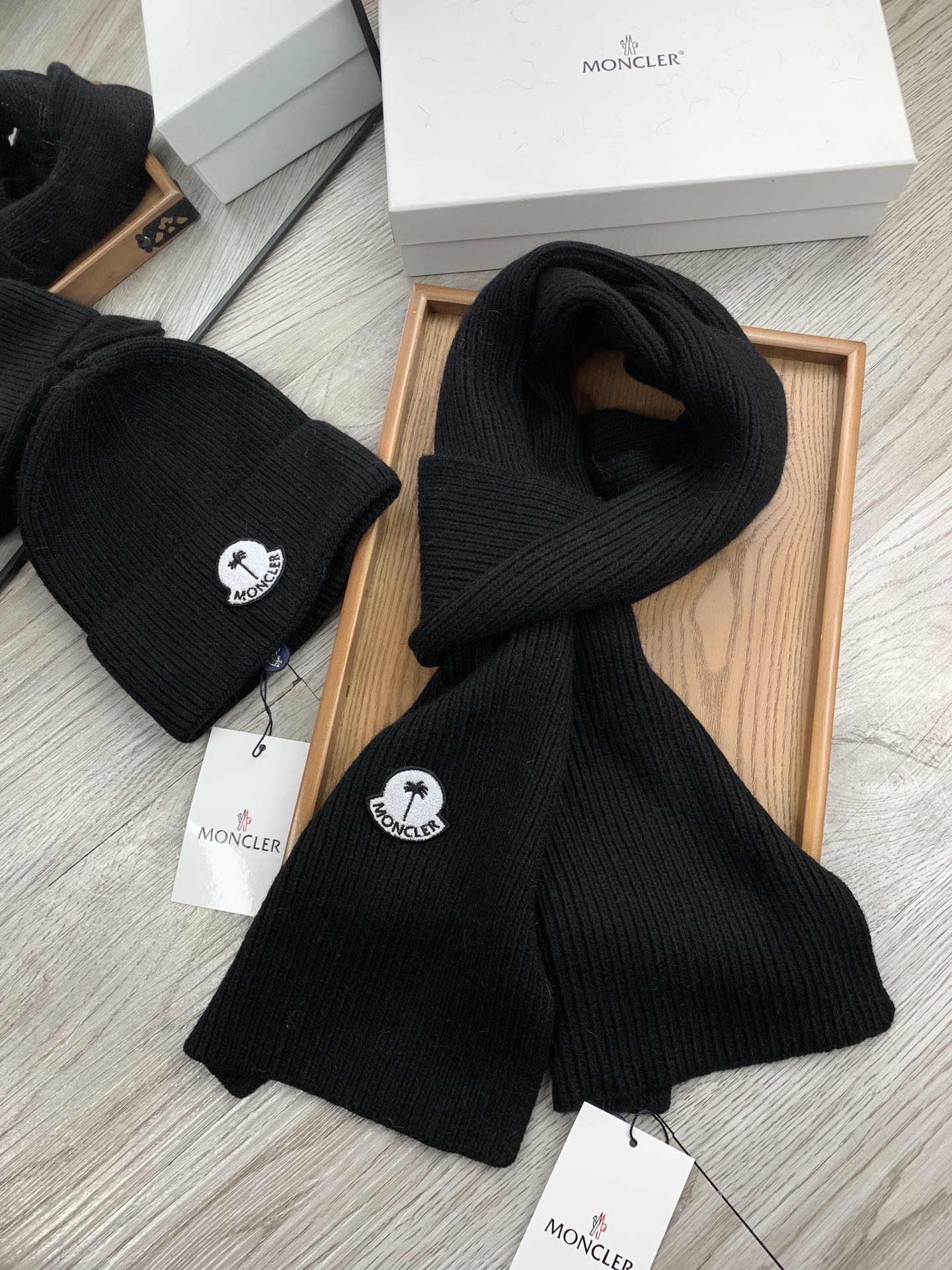 🌹。蒙口。【羊毛套装帽子】经典套装帽子！帽子➕围巾！材质：70%羊毛➕30%兔毛。暖暖哒超级舒服～冬日小姐姐减龄神器哦～